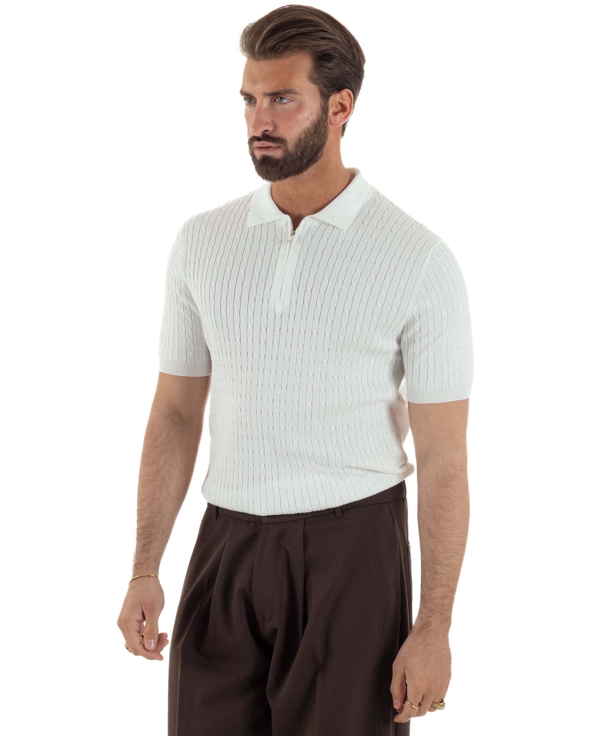 Dettaglio colletto con zip polo bianco maglia costine filo leggera uomo
