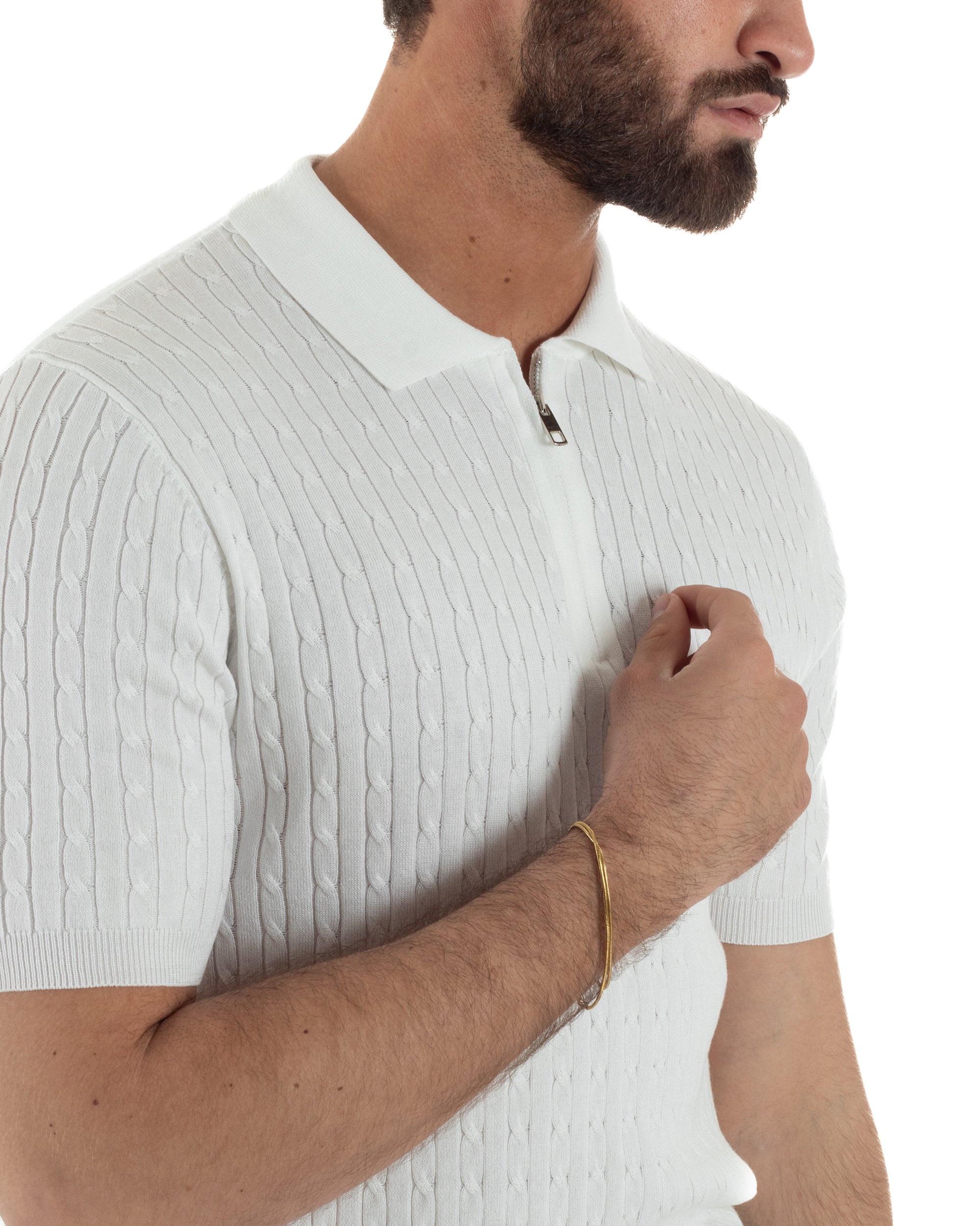 Dettaglio chiusura zip colletto polo bianco filo costine sottogiacca uomo