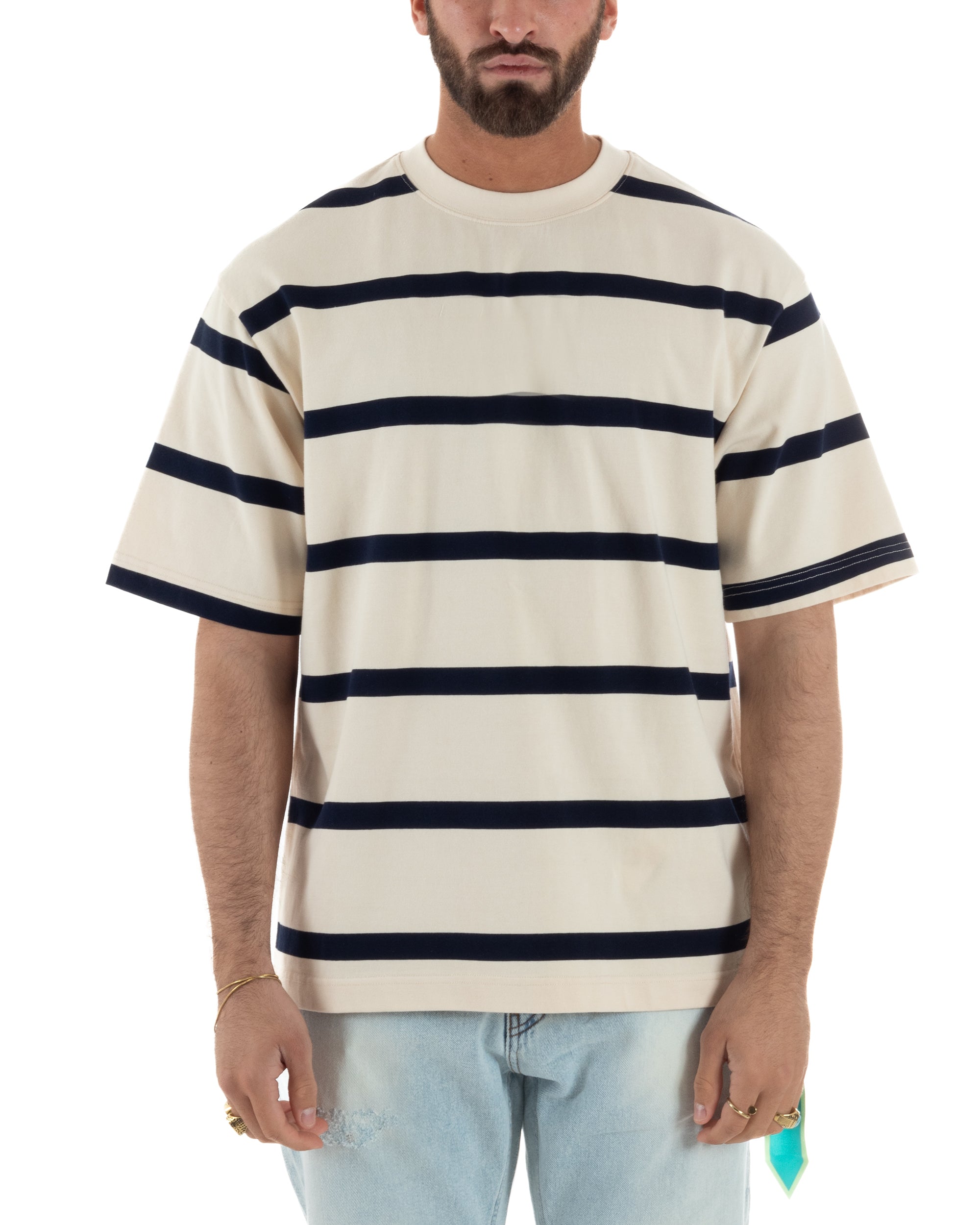Vista frontale t-shirt uomo maxi righe panna blu boxy fit fondo dritto logo