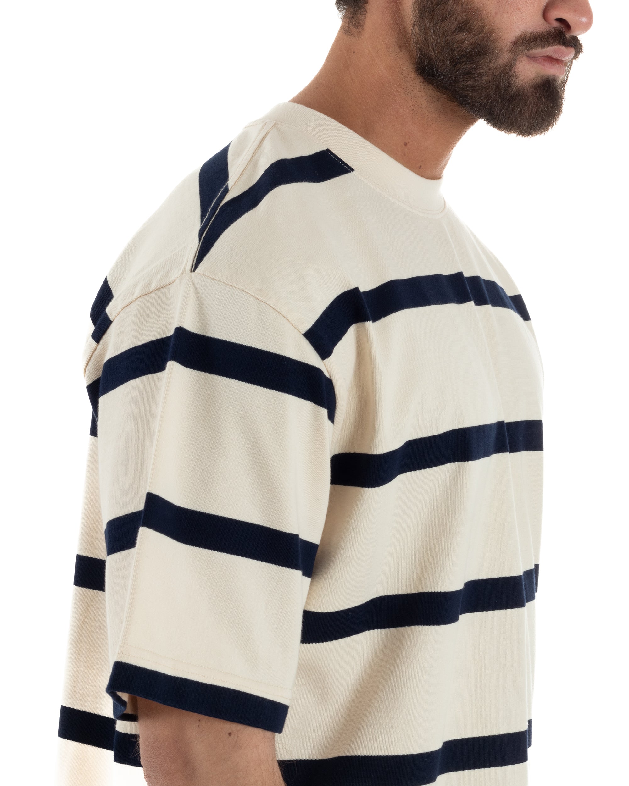 Dettaglio scollo finitura costine t-shirt maxi righe panna blu boxy uomo Berna