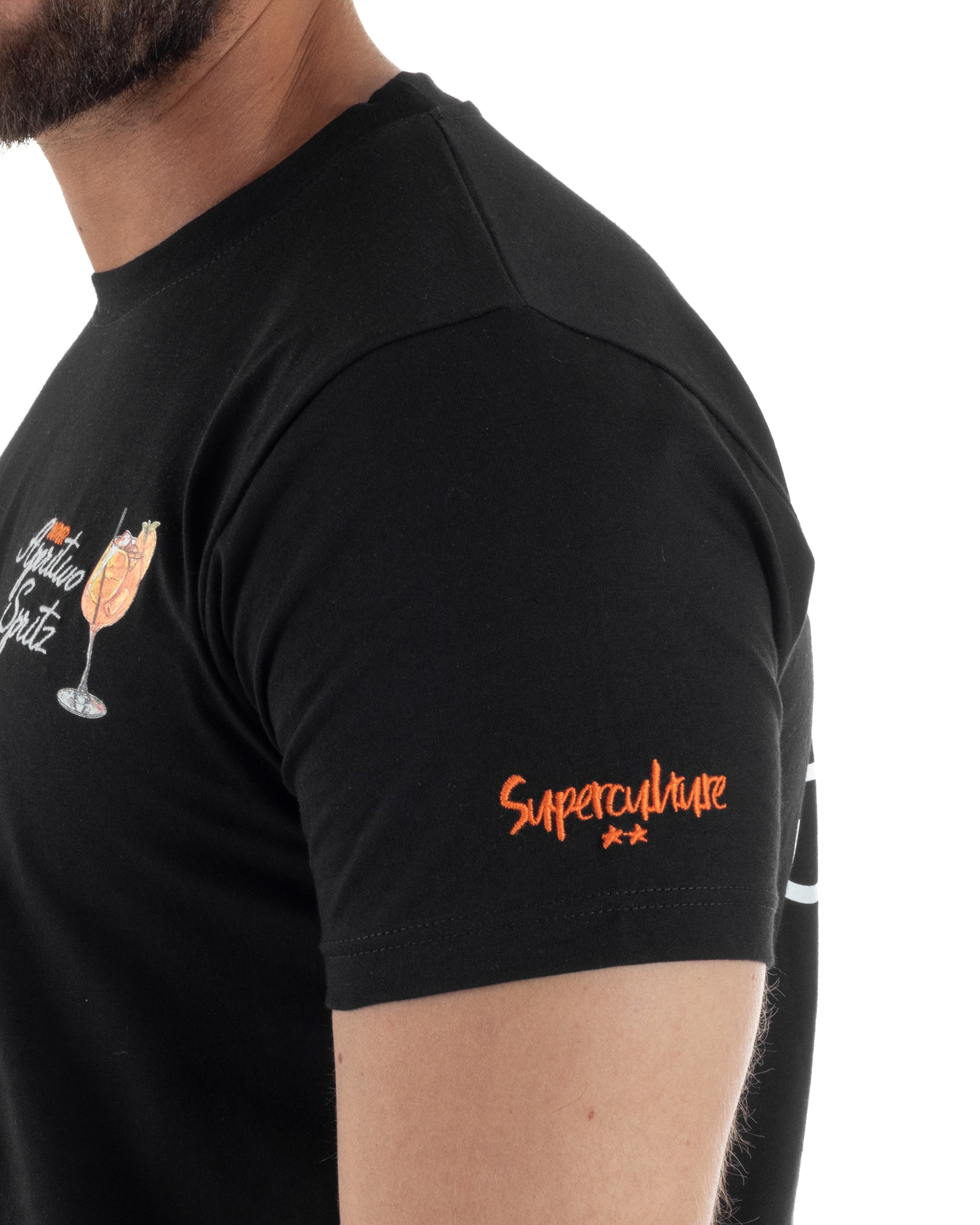 Dettaglio ricamo Super Aperitivo Spritz calice ghiaccio arancia t-shirt nero uomo