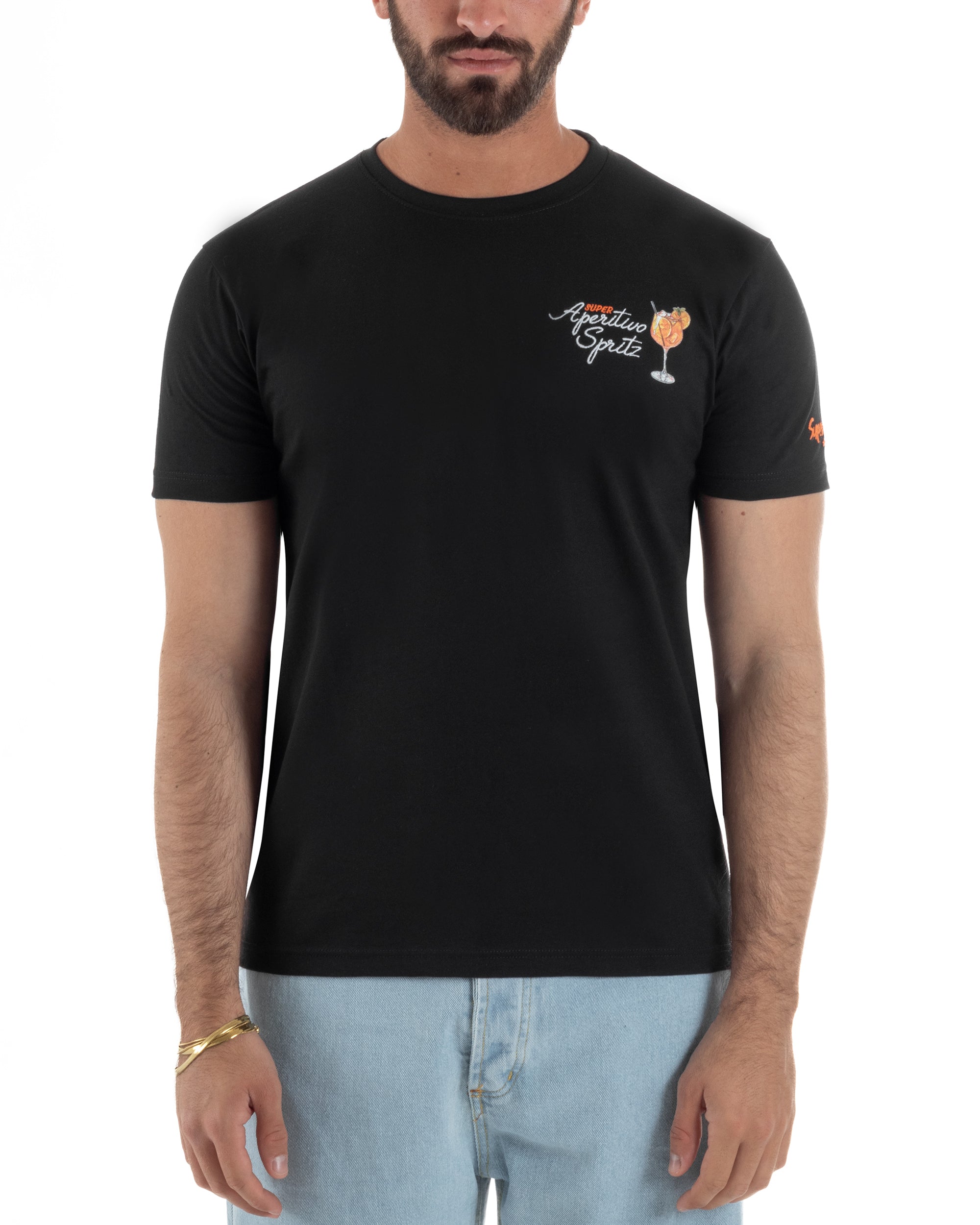 Vista frontale t-shirt nera uomo Superculture ricamo multicolore corsivo calice spritz