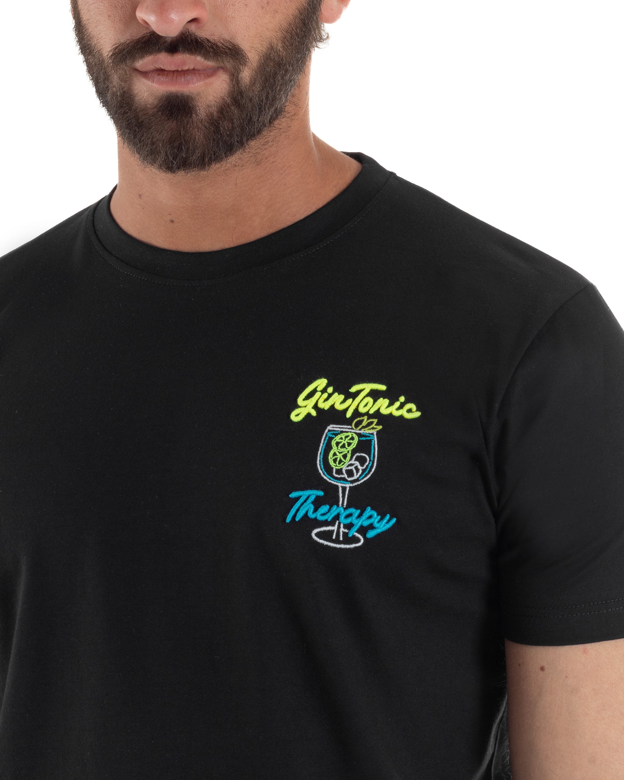 Dettaglio ricamo Gin Tonic calice ghiaccio limone scritta Therapy filo turchese uomo
