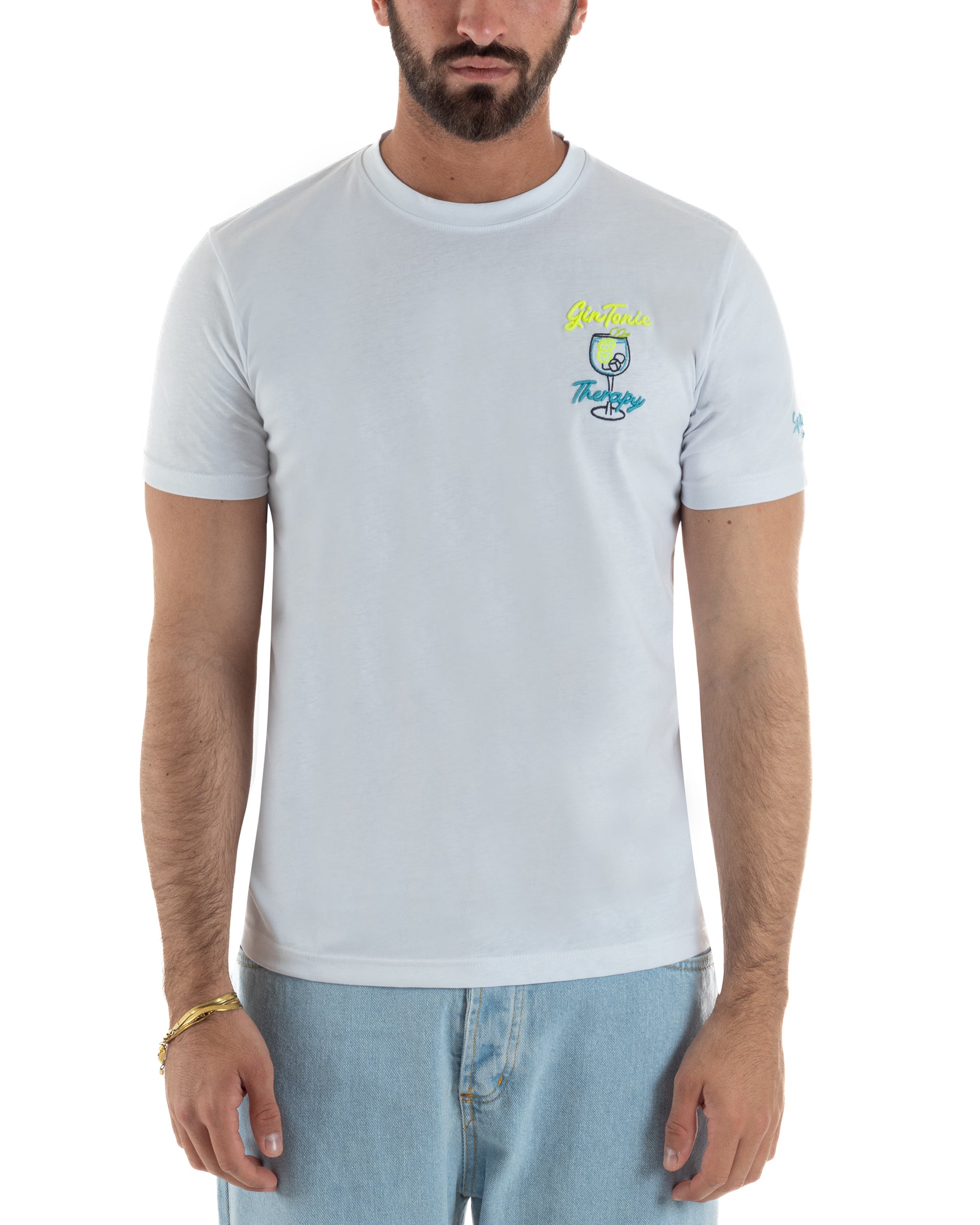 Vista frontale t-shirt bianca uomo ricamo multicolore Gin Tonic filo giallo fluo turchese