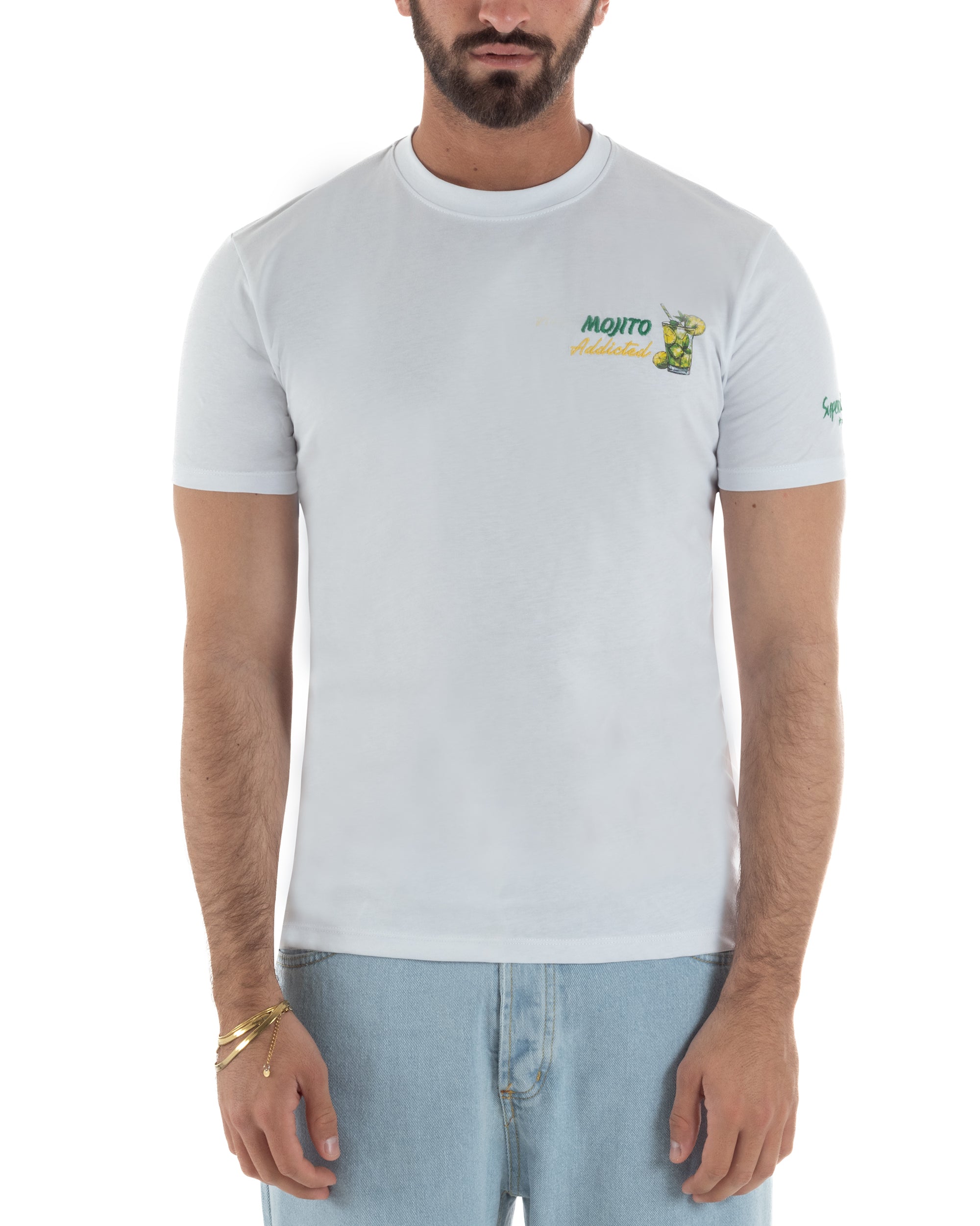 Vista frontale t-shirt bianca uomo ricamo bold Mojito filo verde Addicted corsivo giallo