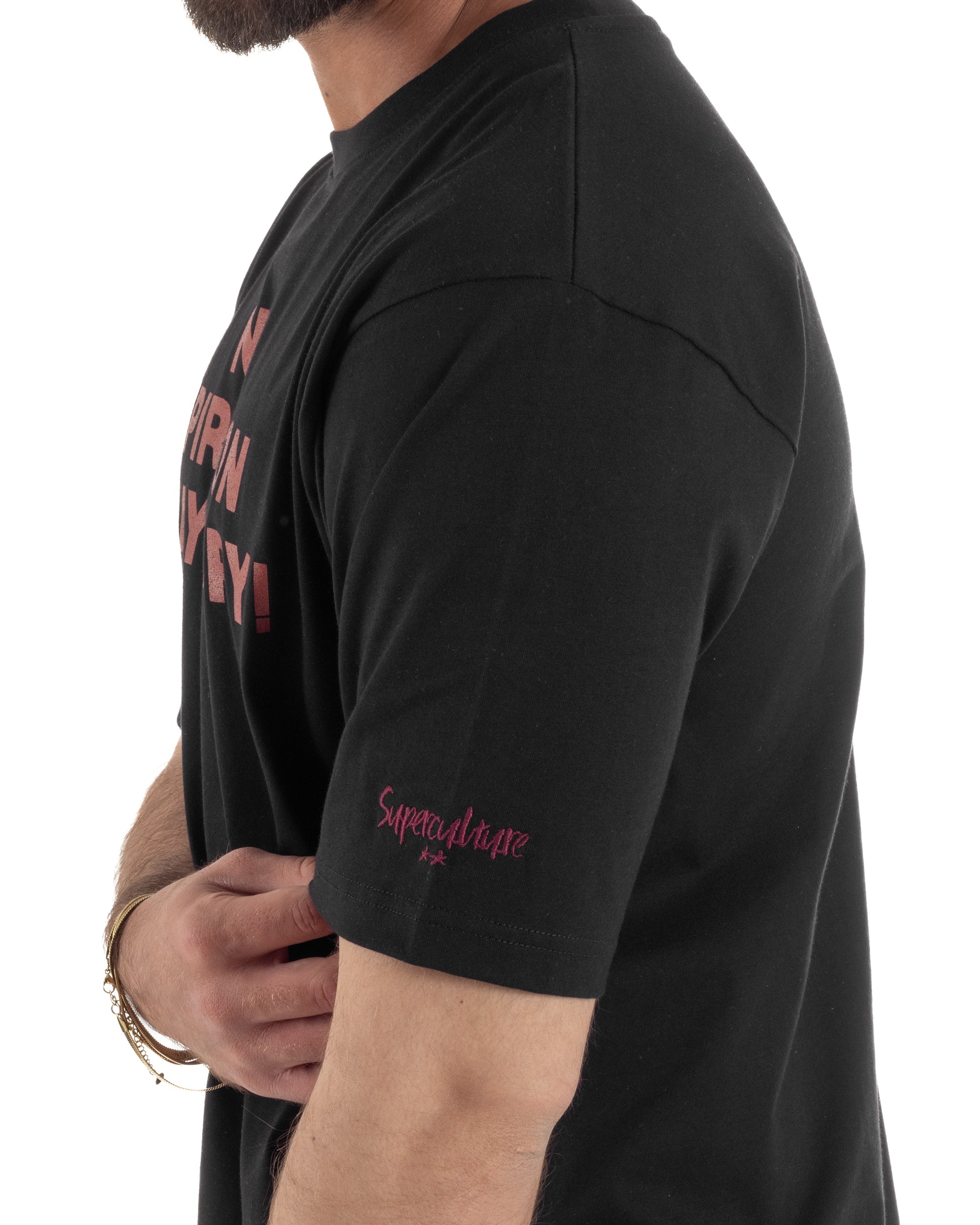 Dettaglio logo Superculture ricamato corsivo manica sinistra due stelle t-shirt nero