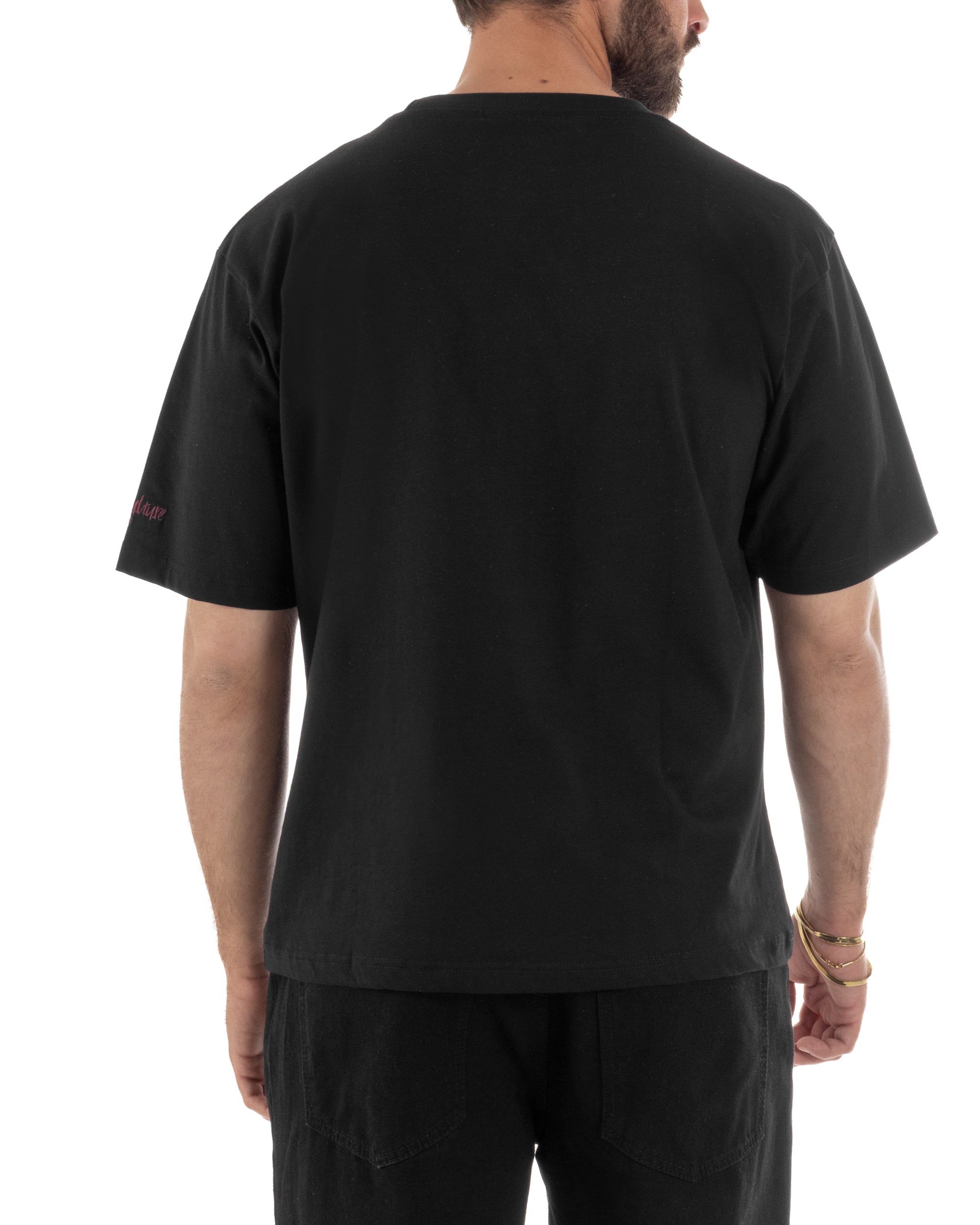 Vista posteriore t-shirt uomo nero boxy fit girocollo stampa ironica 100% cotone made in Italy