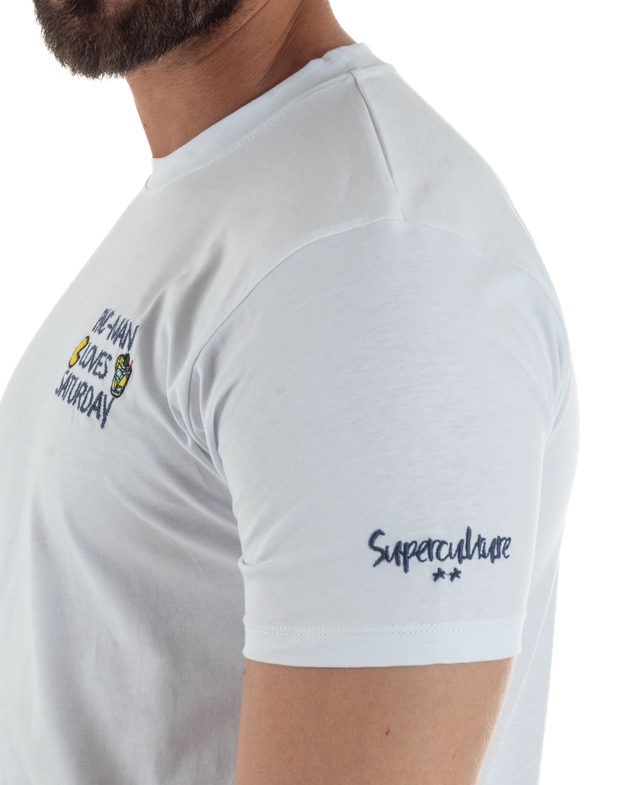 Dettaglio logo Superculture ricamato corsivo manica sinistra due stelle t-shirt bianco