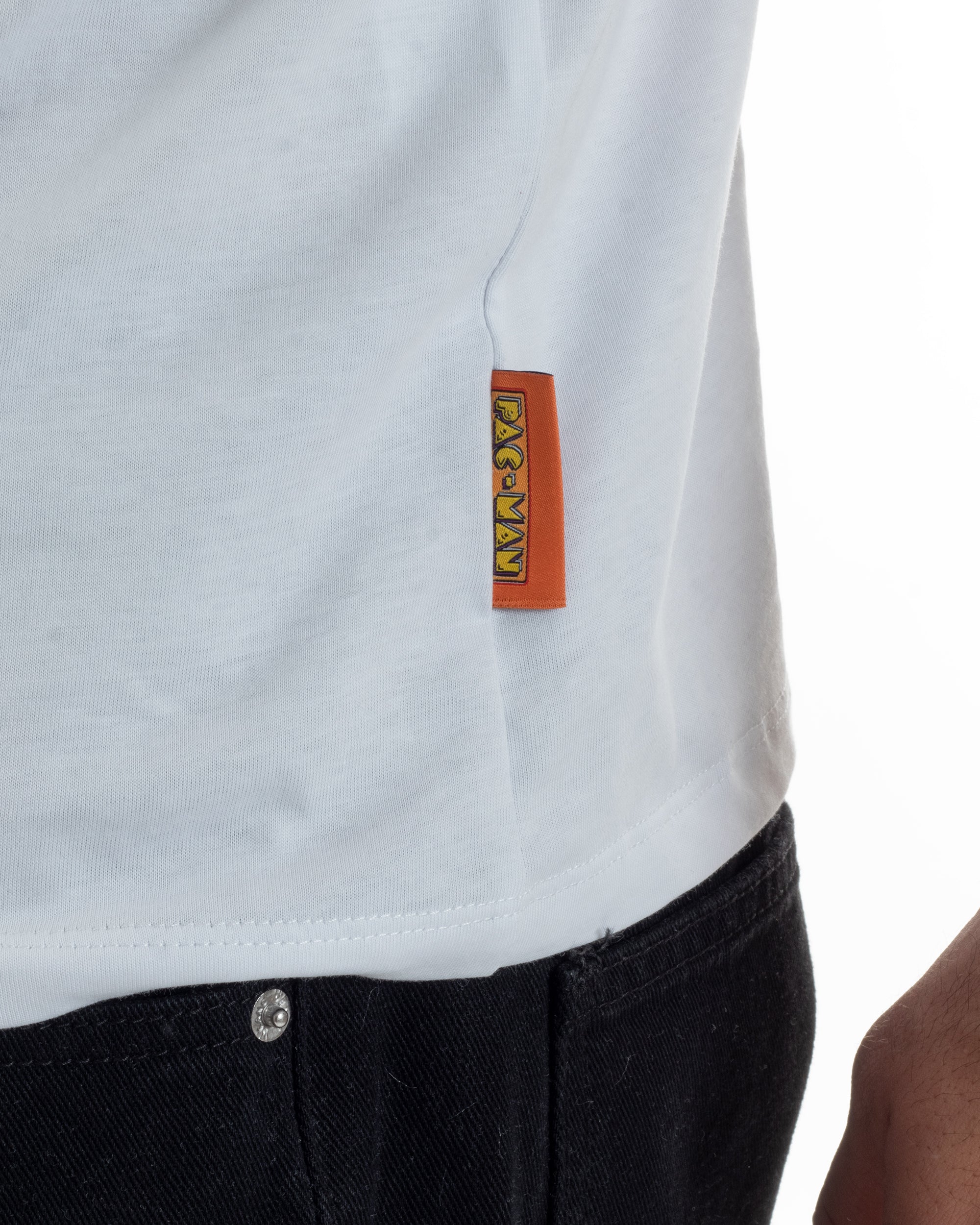 Dettaglio logo Superculture ricamato corsivo manica sinistra due stelle t-shirt bianco