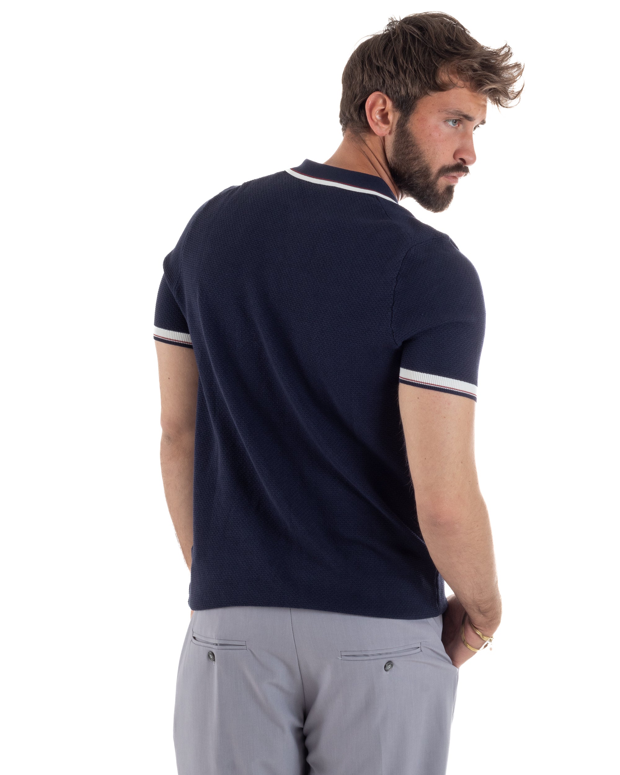 Vista posteriore polo uomo blu filo maglia lavorata profili rigati contrasto regular fit
