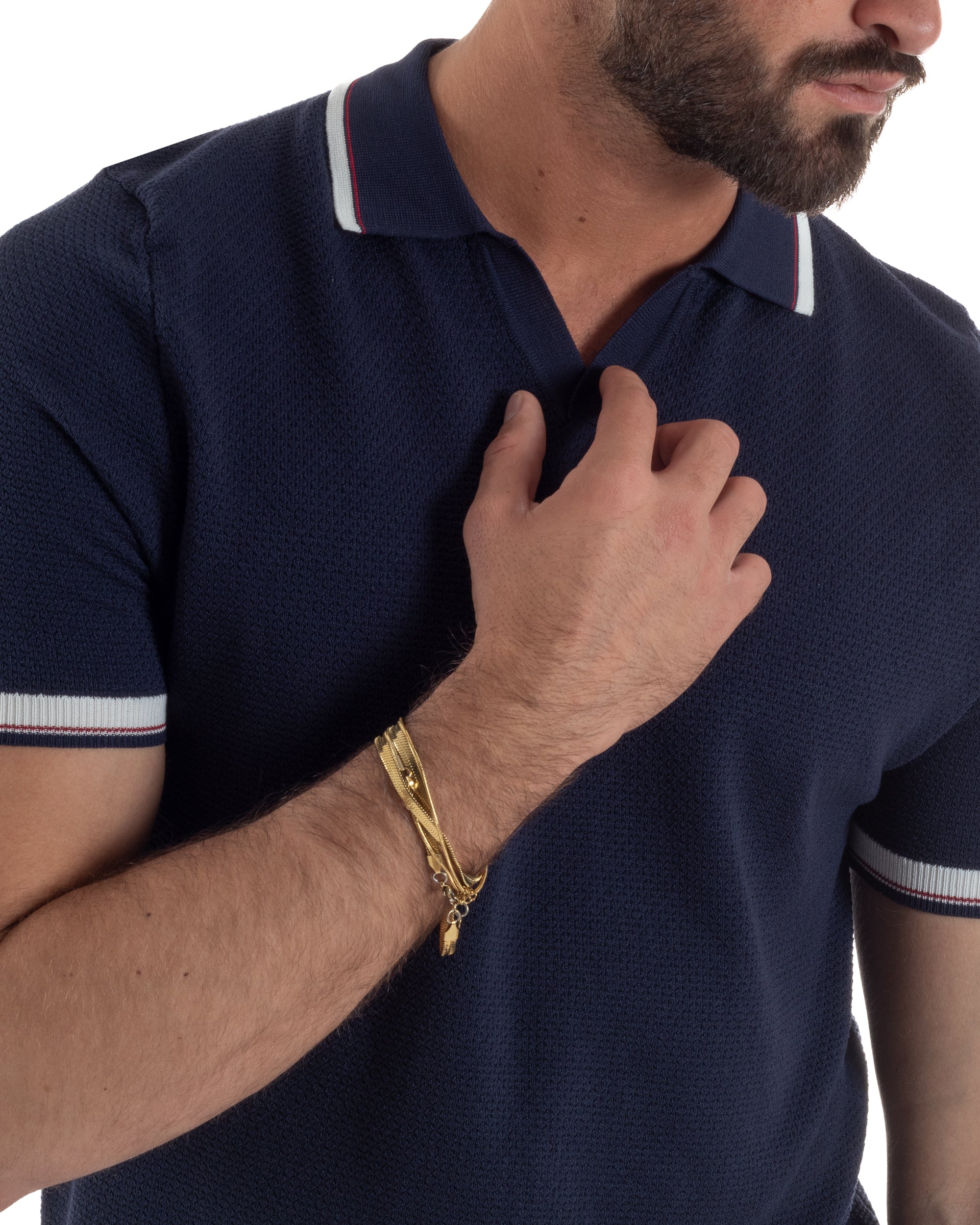 Dettaglio colletto aperto scollo v profili rigati contrasto polo blu filo maglia uomo