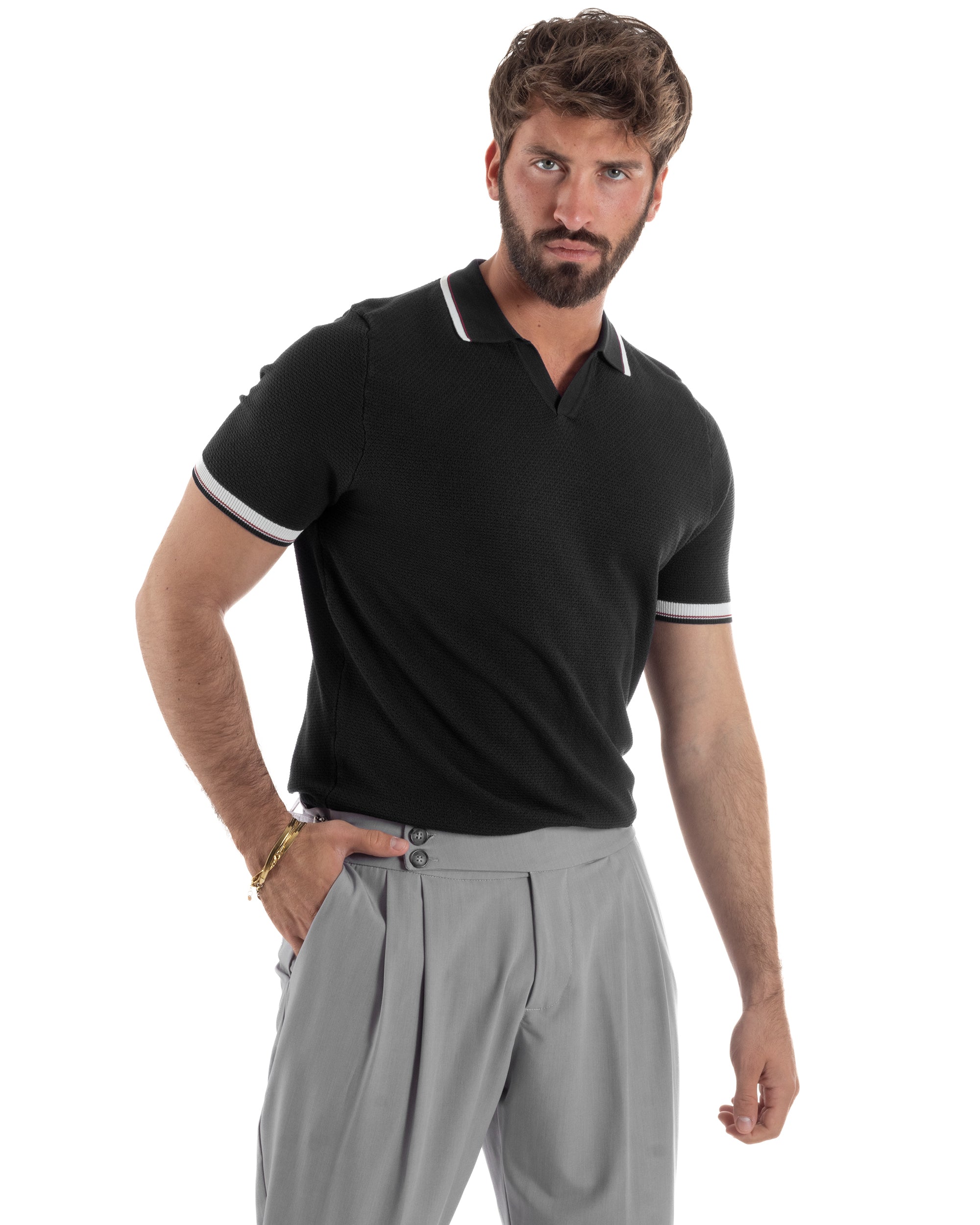 Vista laterale polo uomo nero filo maglia traforata colletto aperto profili rigati regular fit