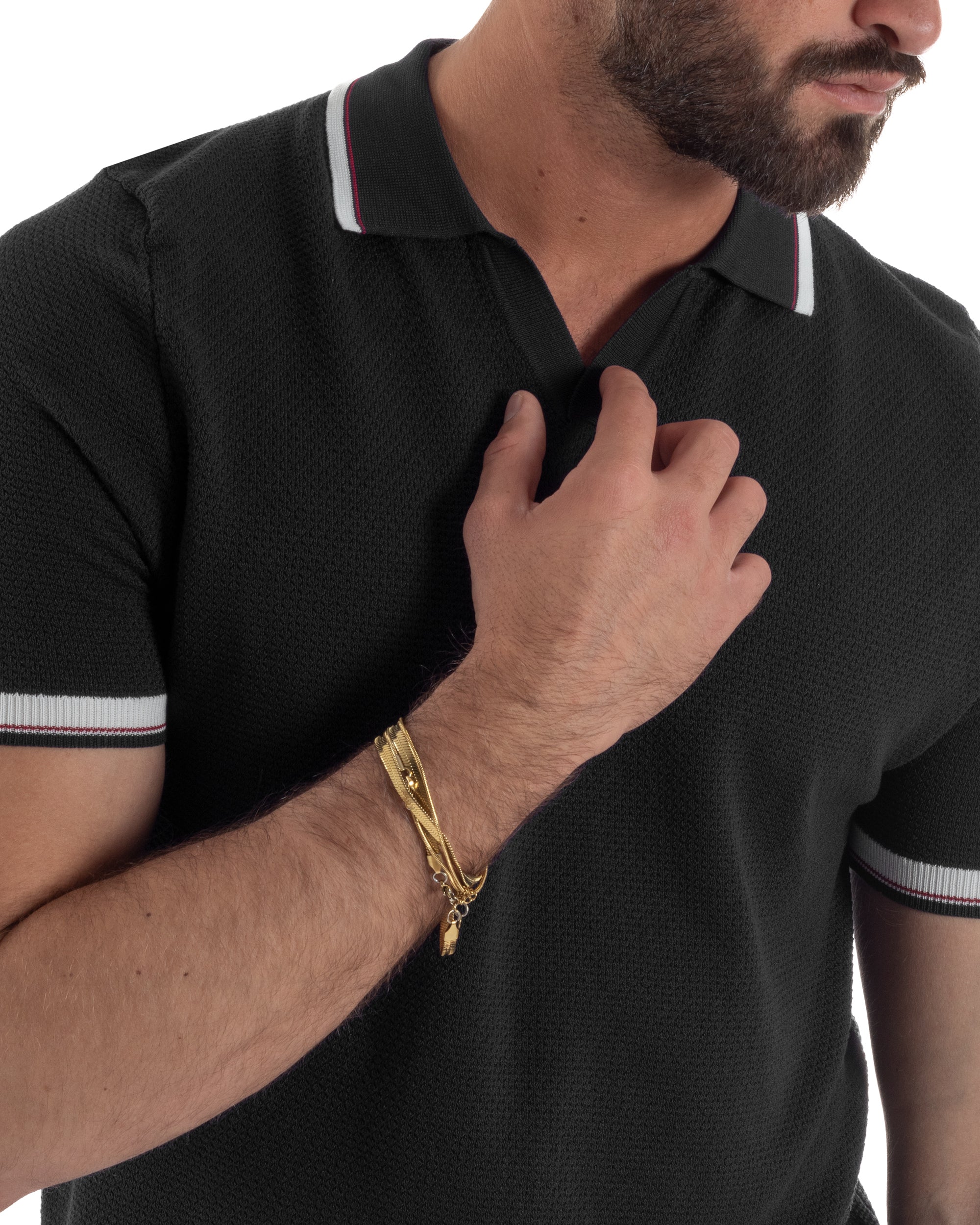 Dettaglio colletto aperto scollo v profili rigati contrasto polo nero filo maglia uomo