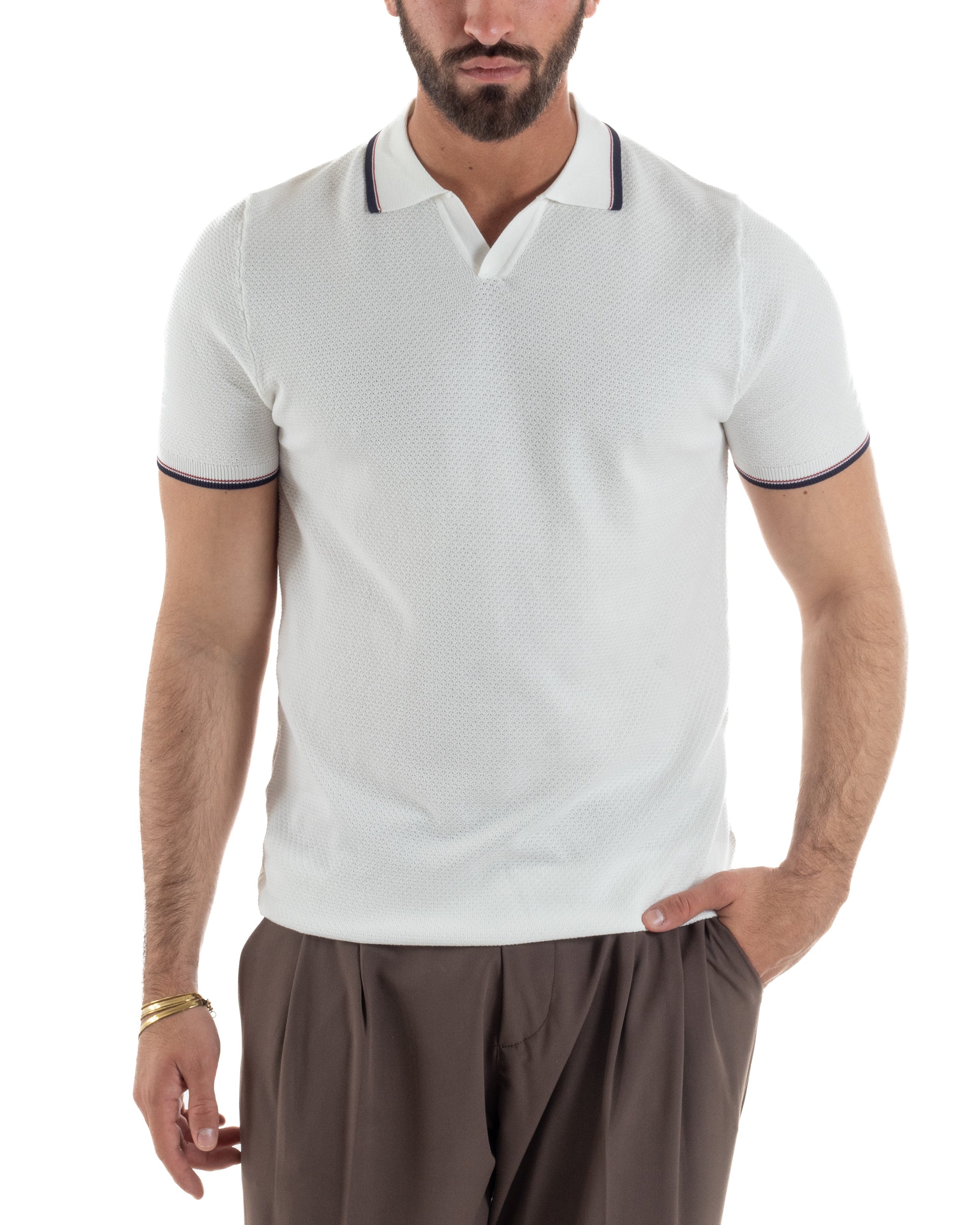Vista frontale polo bianca uomo maglia lavorata colletto aperto scollo v righe contrasto viscosa