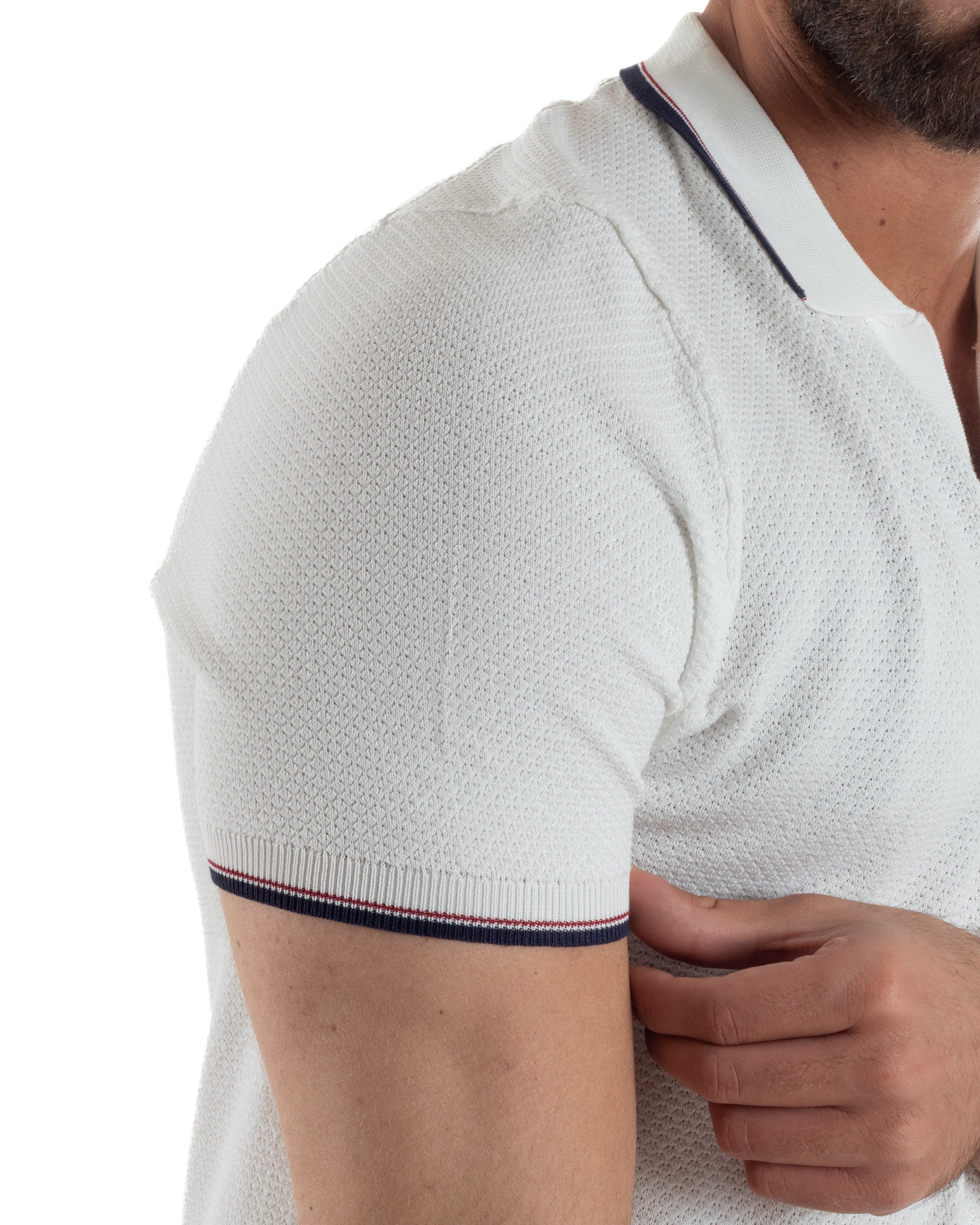 Vista laterale polo uomo bianco filo maglia traforata colletto aperto profili rigati regular fit