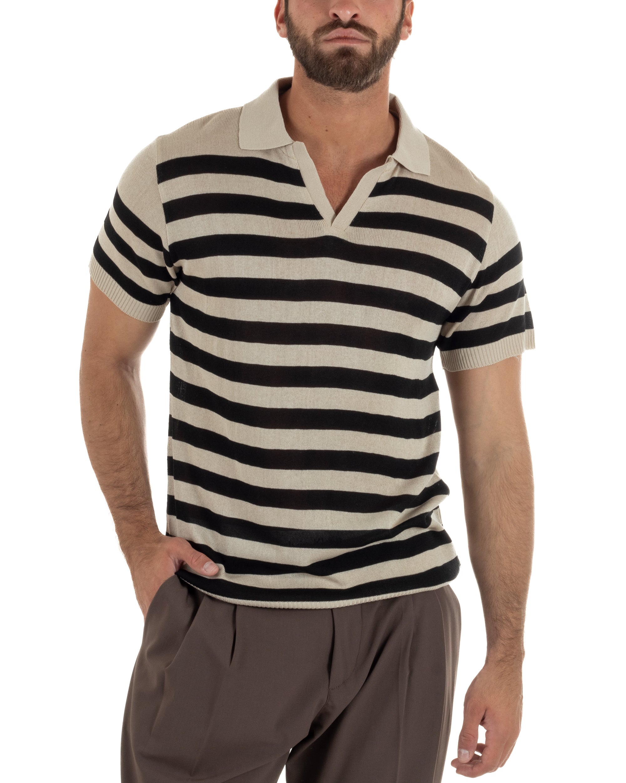 Vista frontale polo beige rigata uomo filo maglia colletto aperto costine fondo regular fit