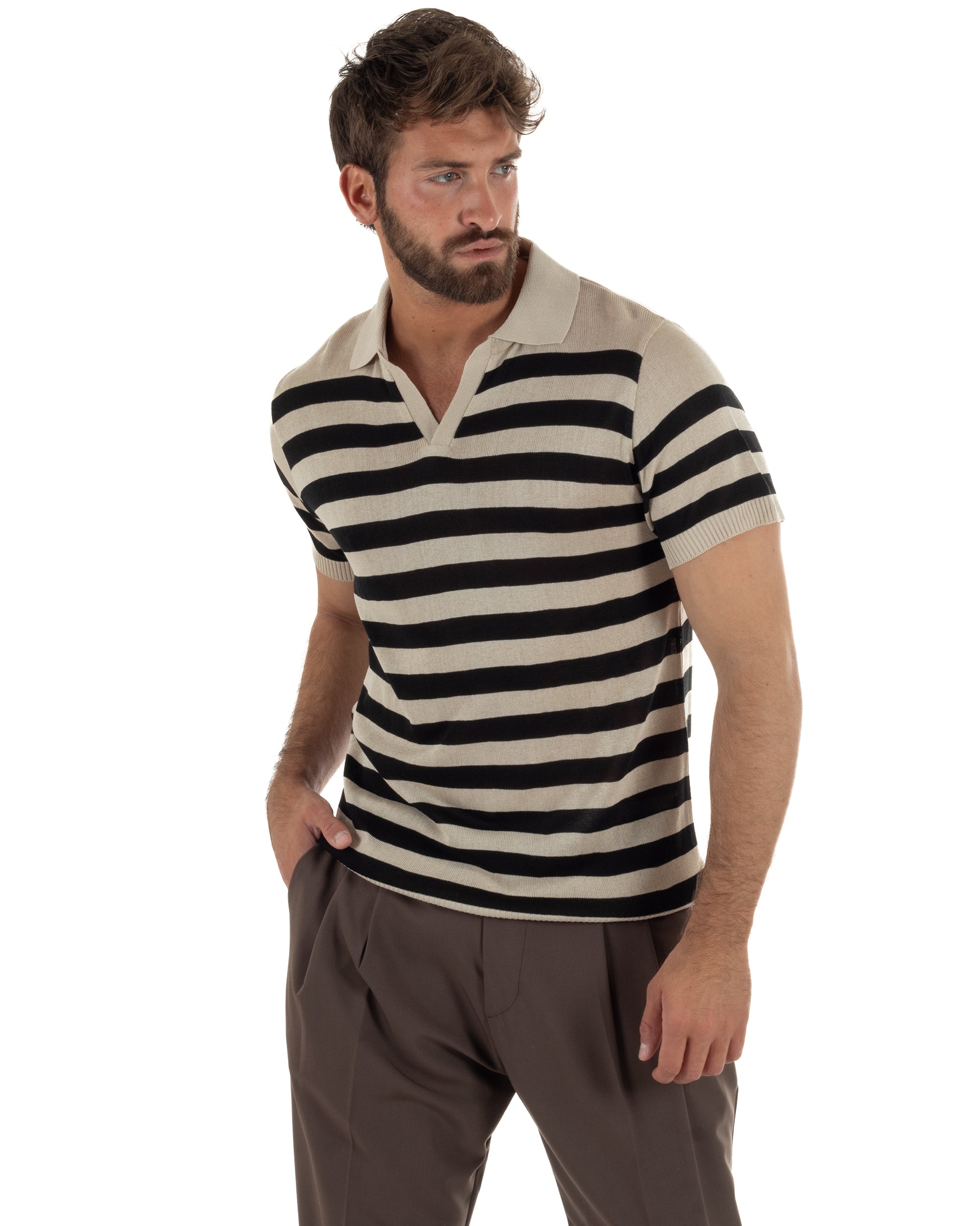 Vista laterale polo uomo beige filo maglia rigata colletto aperto costine maniche regular fit