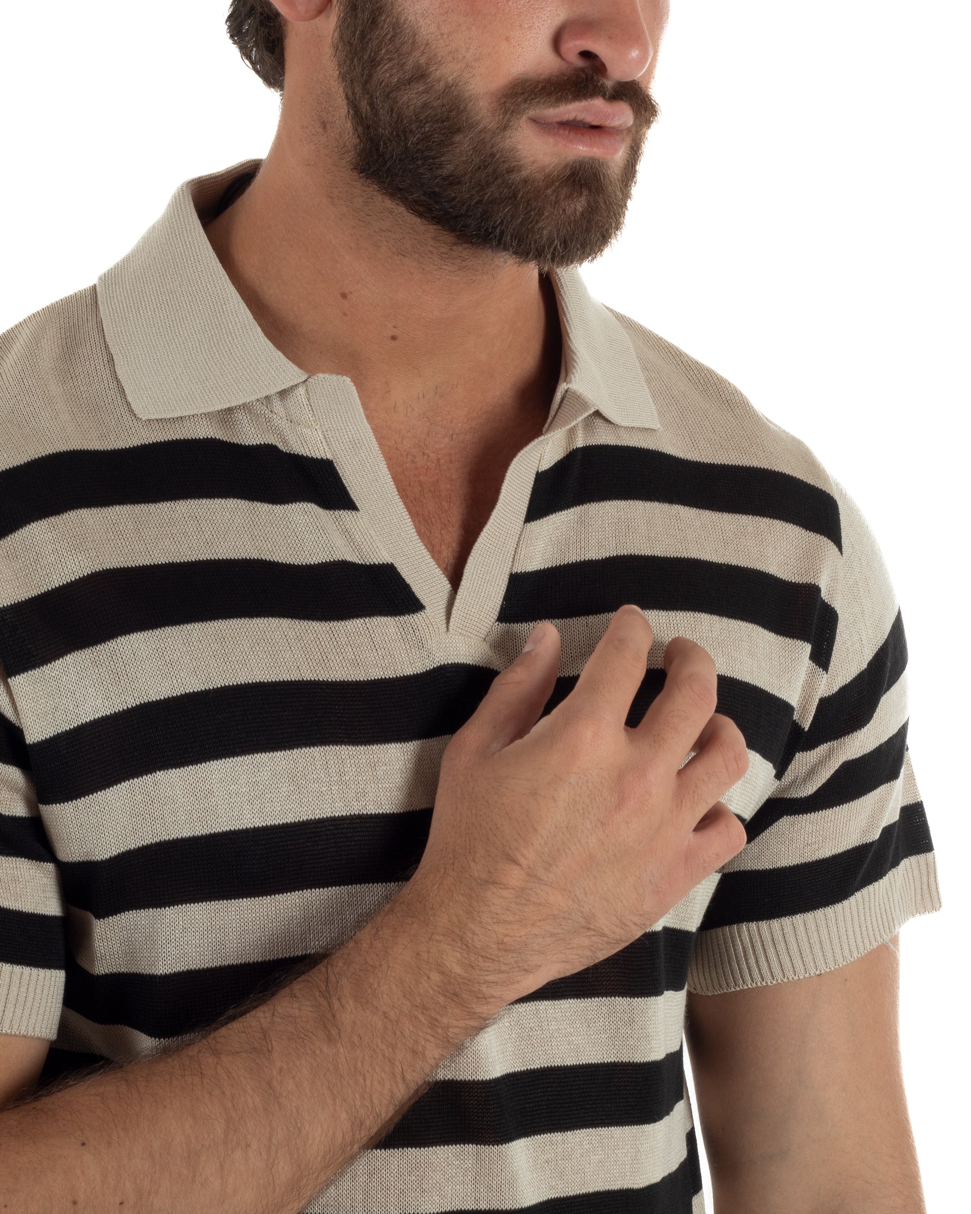 Dettaglio colletto aperto senza bottoni polo beige rigata filo maglia uomo costine eleganza mediterranea