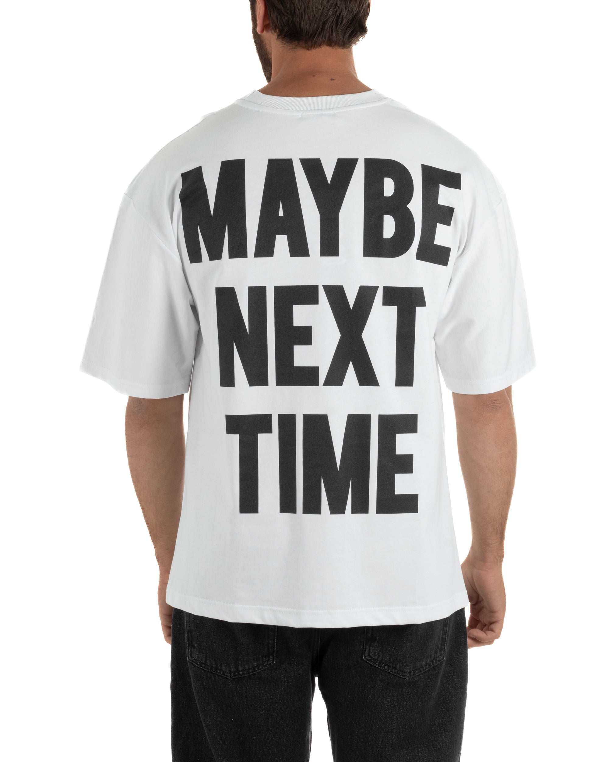 Dettaglio maxi stampa grafica posteriore t-shirt bianco uomo oversize streetwear 100% cotone