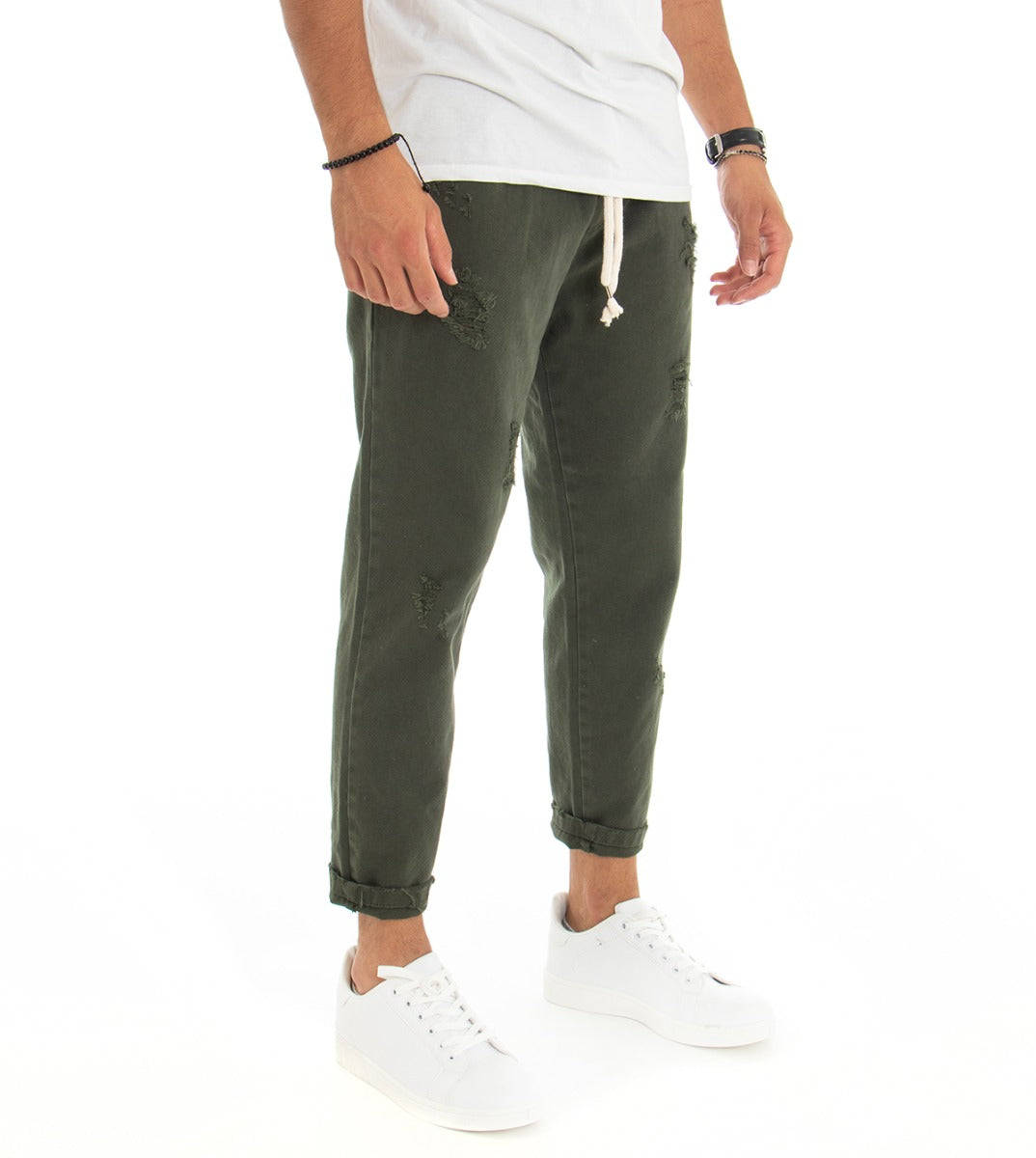 Dettaglio rotture jeans jogger verde uomo loose fit casual