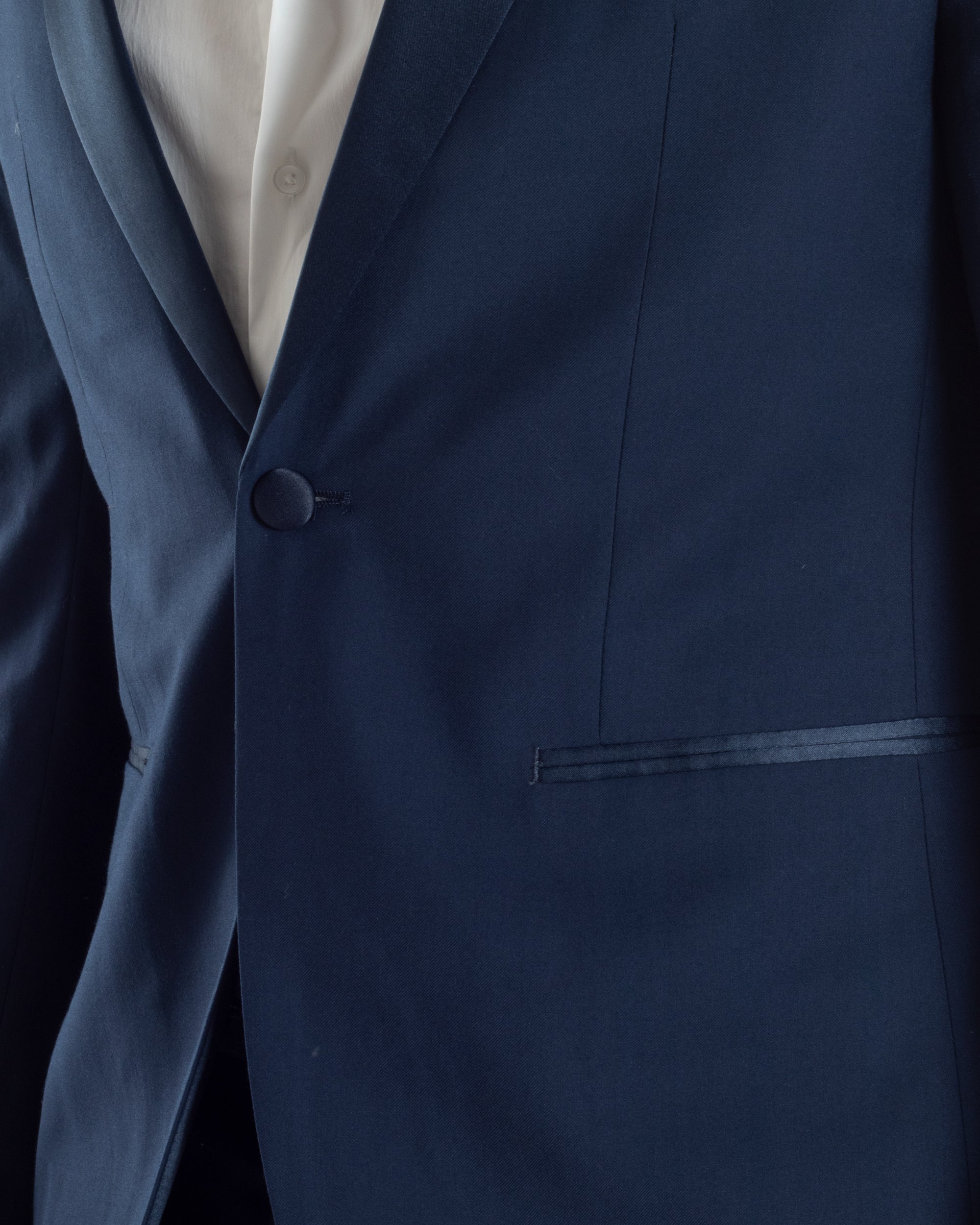 Abito Uomo Monopetto Vestito Completo Giacca Rever Sciallato In Raso Pantaloni Abbottonatura Allungata Smoking Elegante Blu GIOSAL-AE1152A
