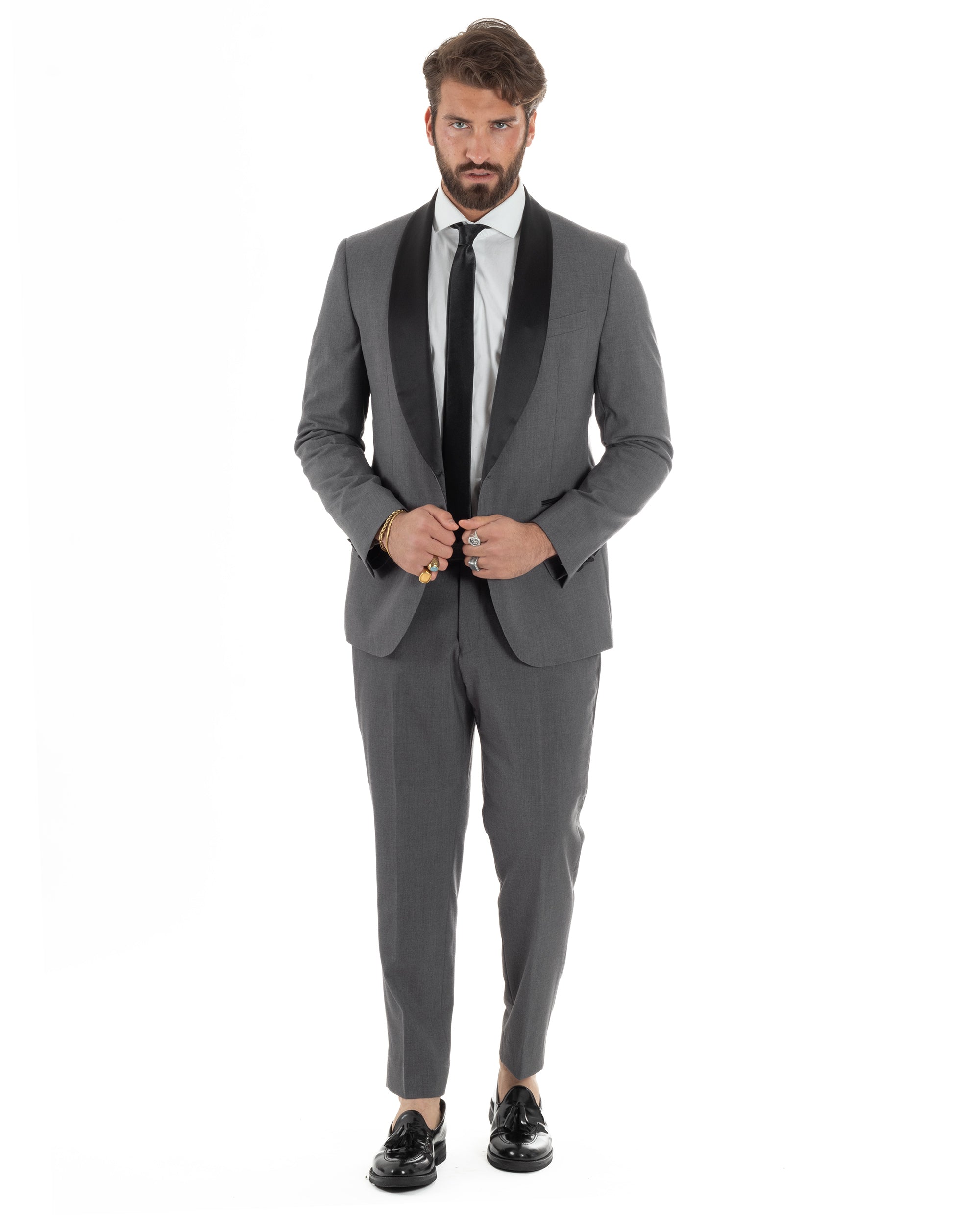 Vista frontale completa smoking uomo grigio scuro monopetto rever sciallato raso