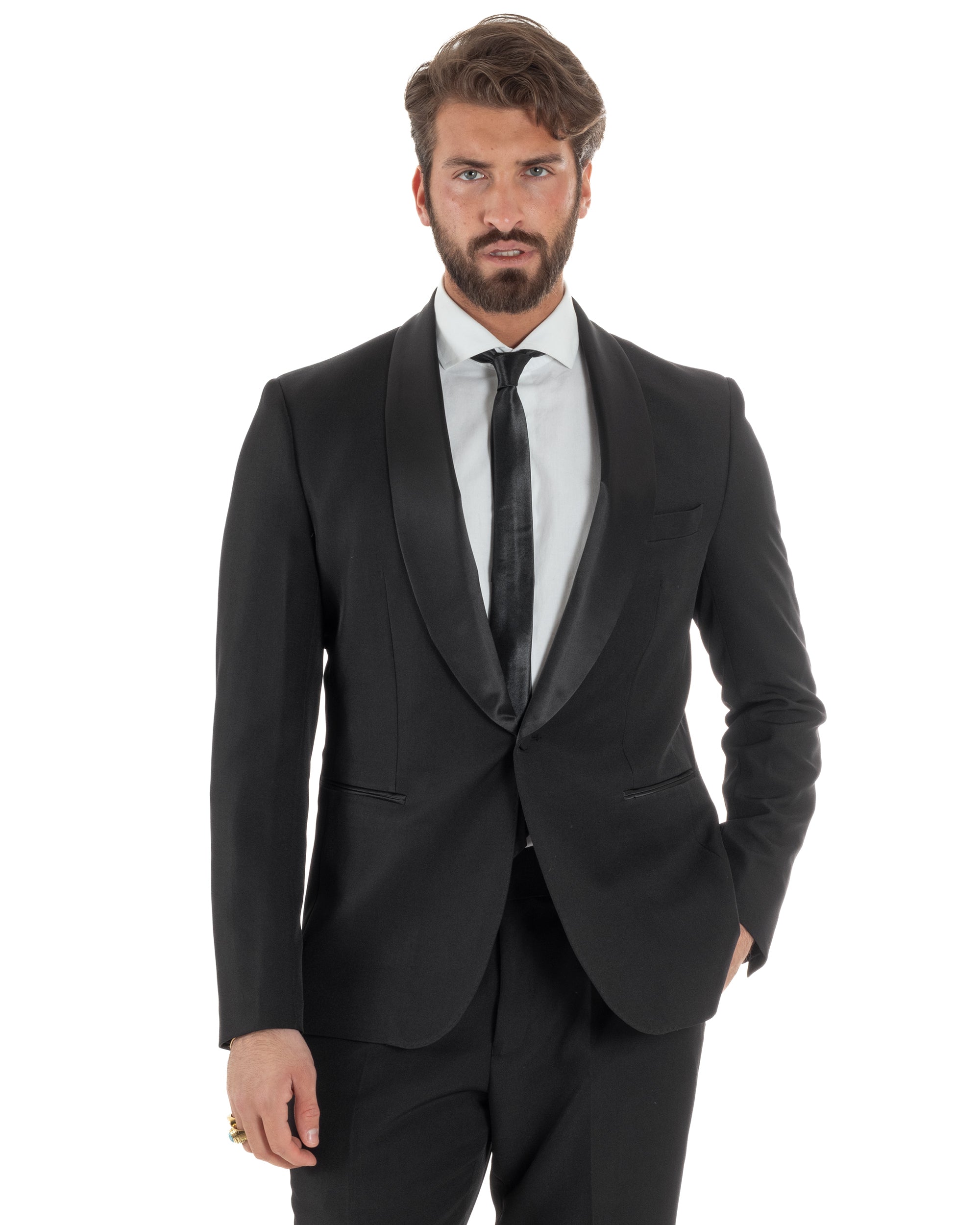 Dettaglio rever sciallato in raso giacca smoking nero monopetto uomo