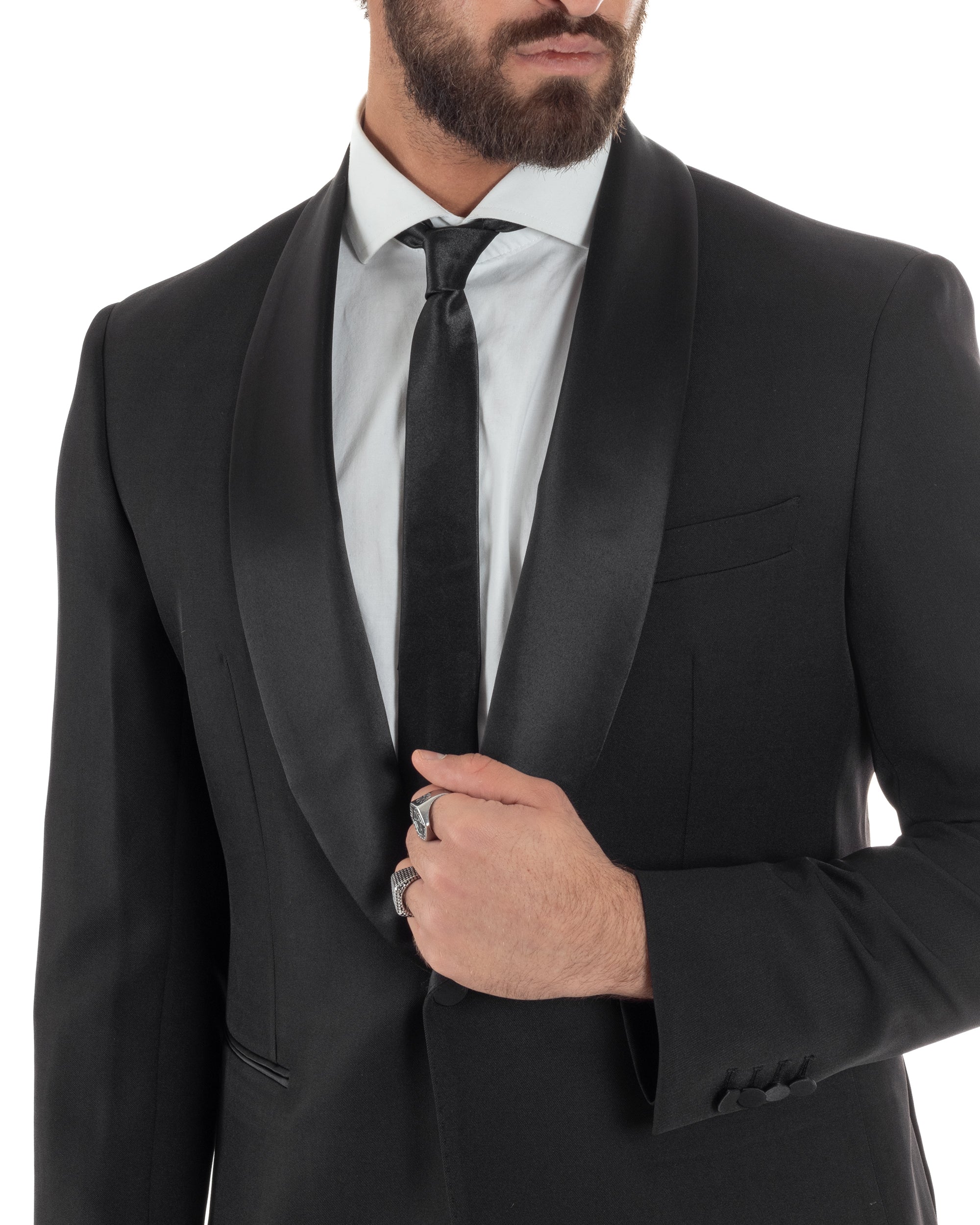 Dettaglio bottoni in raso giacca smoking nero monopetto elegante