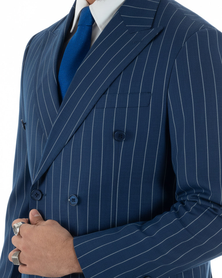 Vista frontale giacca doppiopetto blu gessato con tasche a pattina