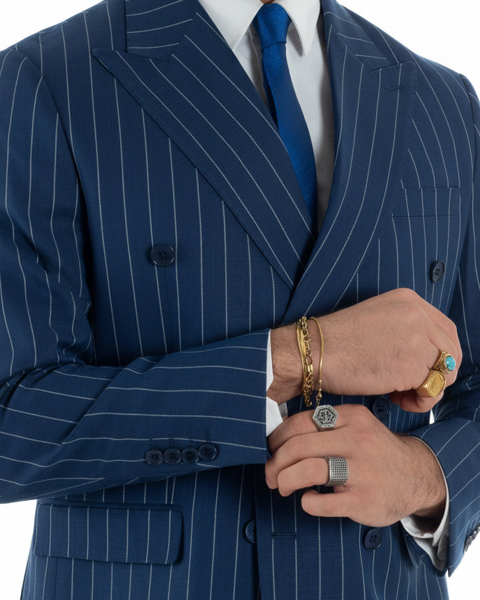 Dettaglio fantasia gessata e finiture sartoriali giacca blu doppiopetto