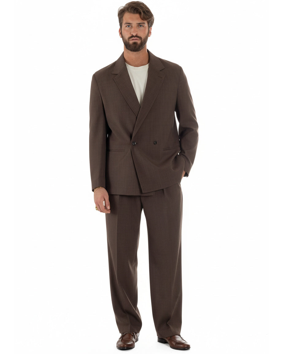 Vista frontale completa abito uomo marrone doppiopetto baggy fit casual