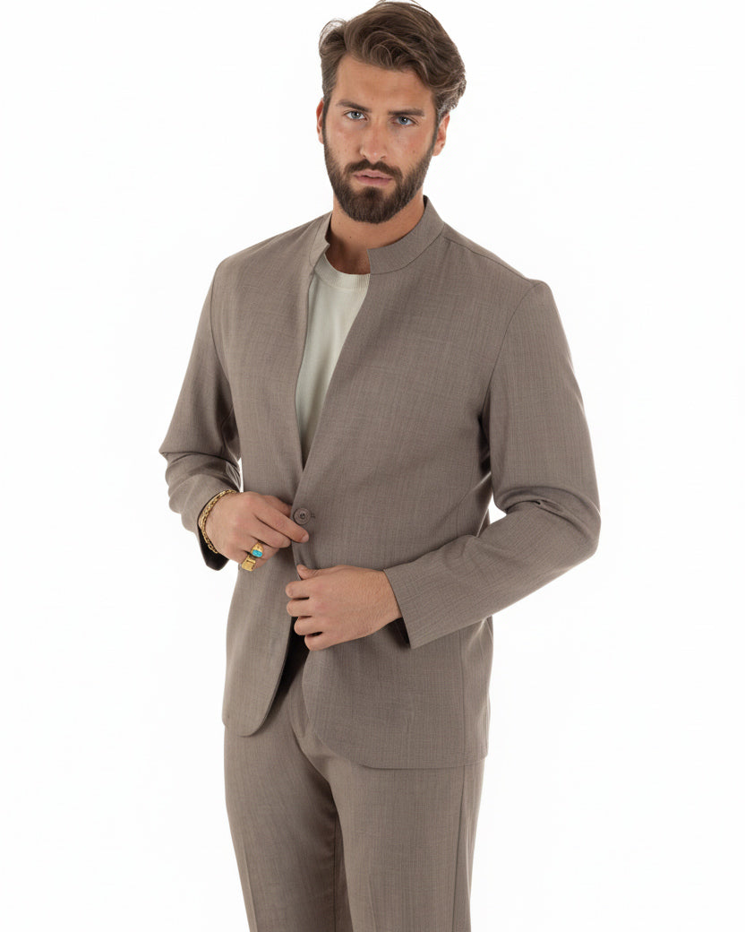 Dettaglio giacca monopetto fango collo coreano con un bottone