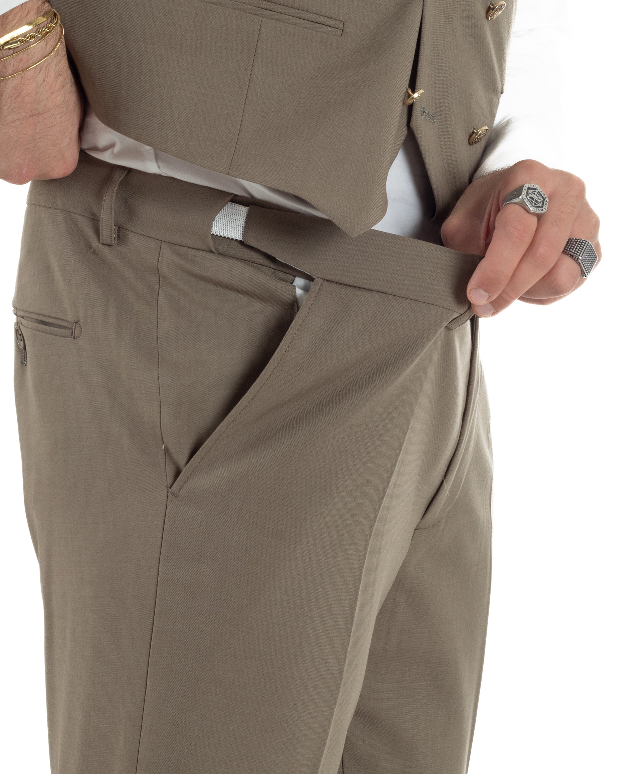 Dettaglio pantaloni tortora slim fit con abbottonatura allungata