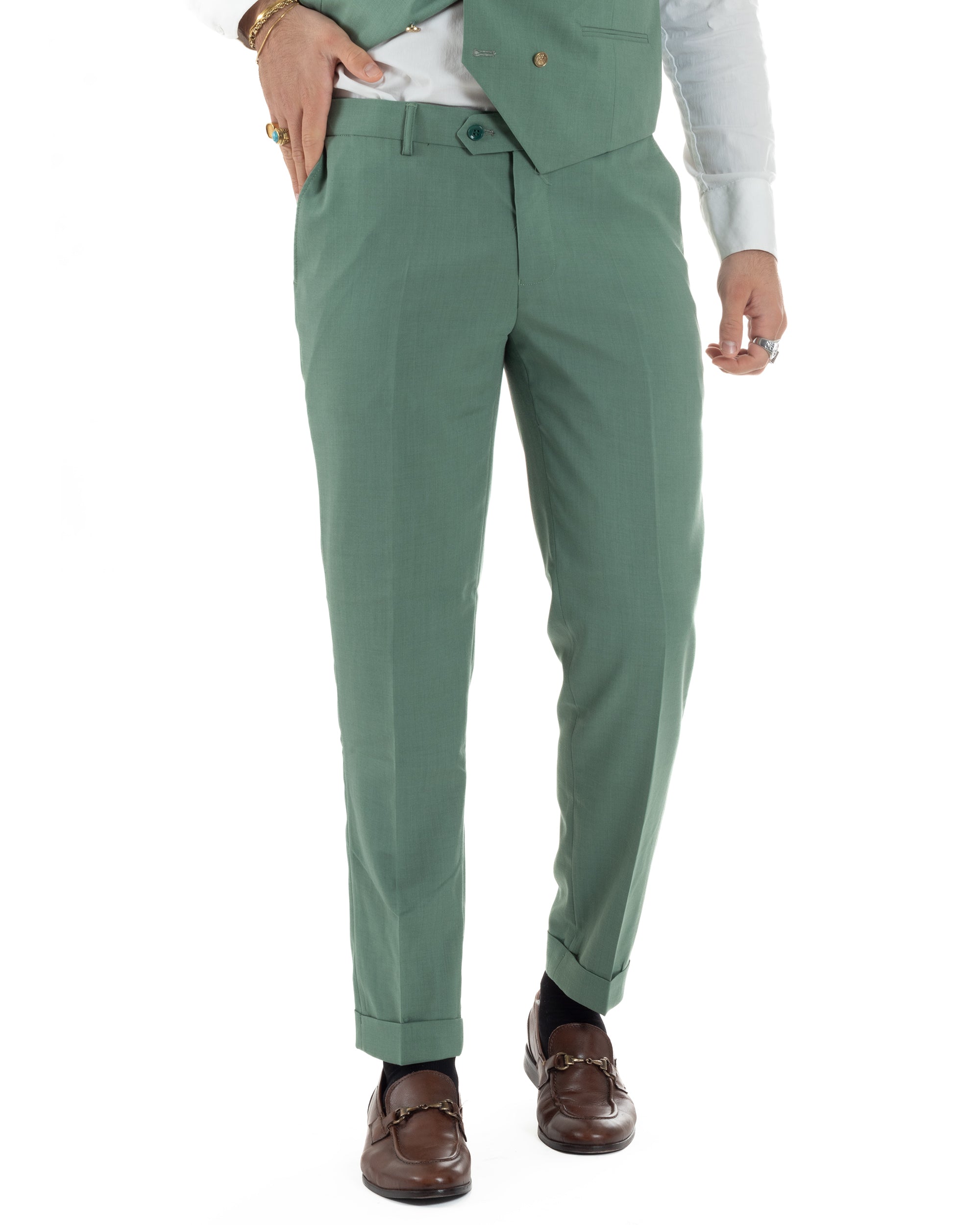 Dettaglio pantaloni verde salvia slim fit con abbottonatura allungata