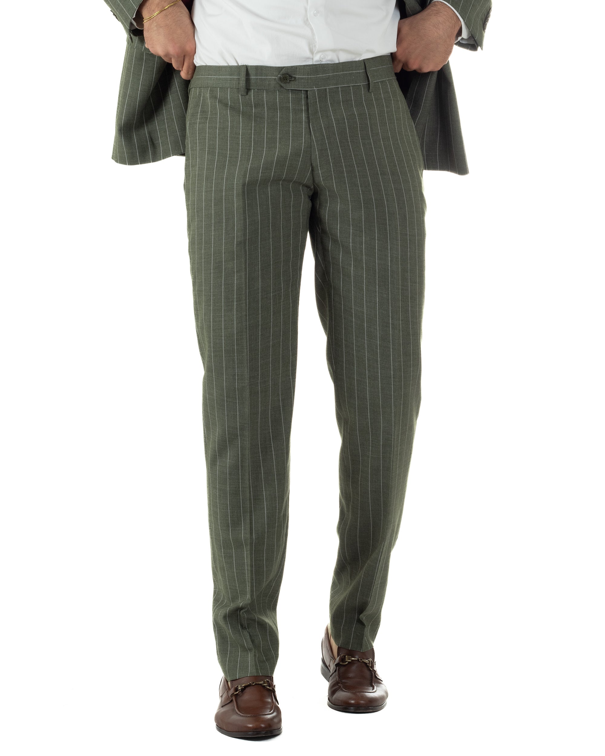 Dettaglio pantaloni verde gessato abbottonatura allungata abito sartoriale