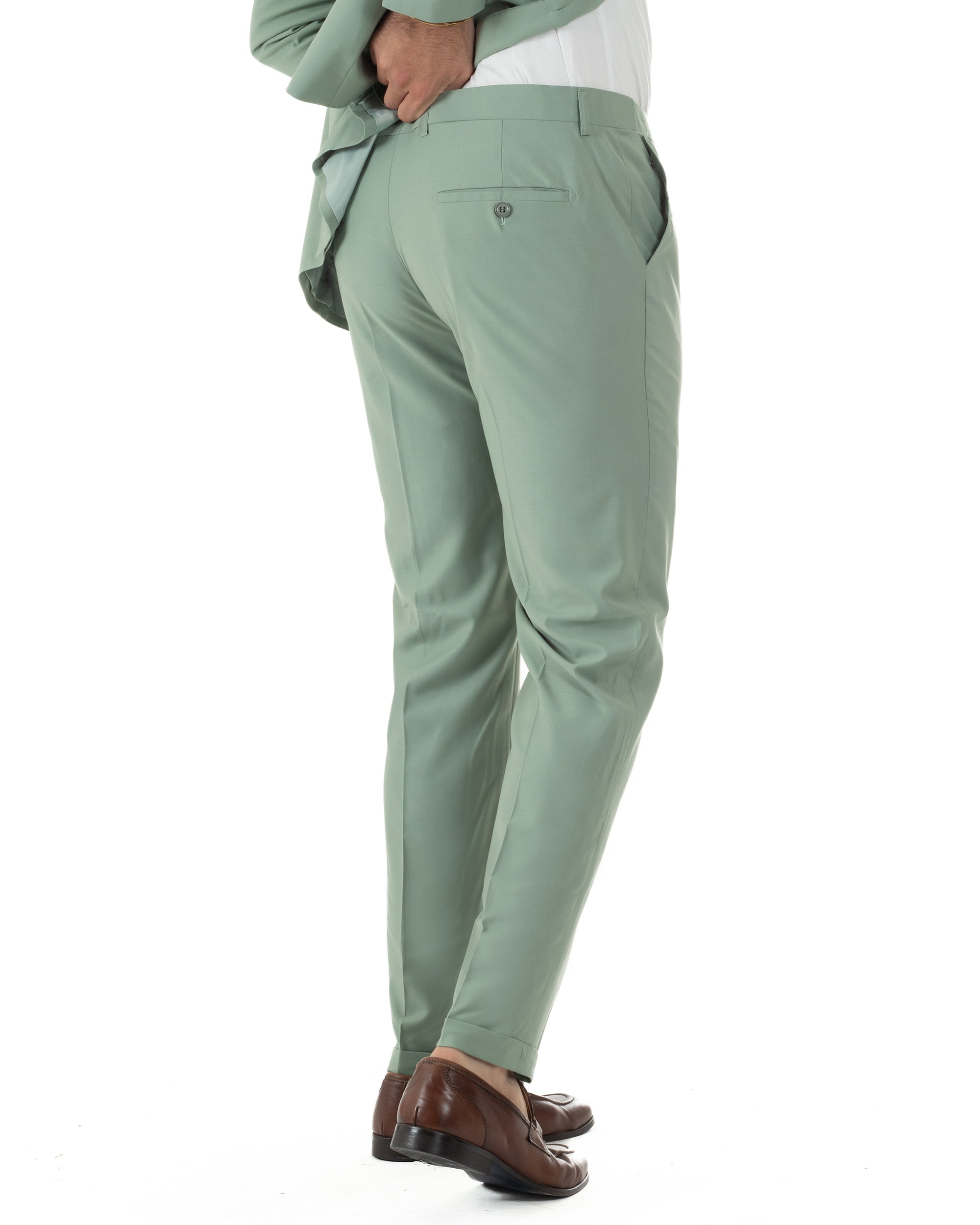 Dettaglio pantaloni verde salvia tasche a filetto posteriori slim fit