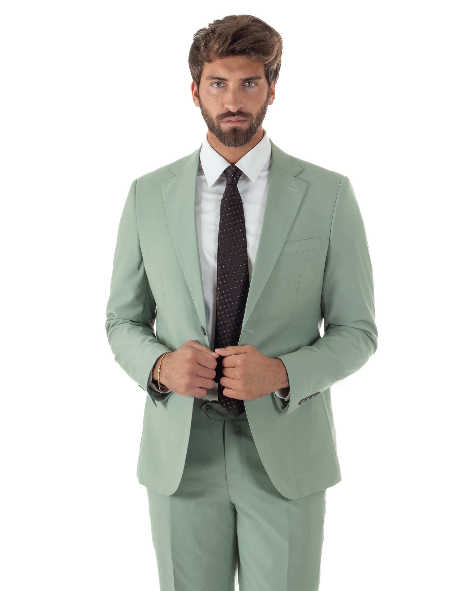 Dettaglio finiture sartoriali su revers e tasche giacca verde salvia