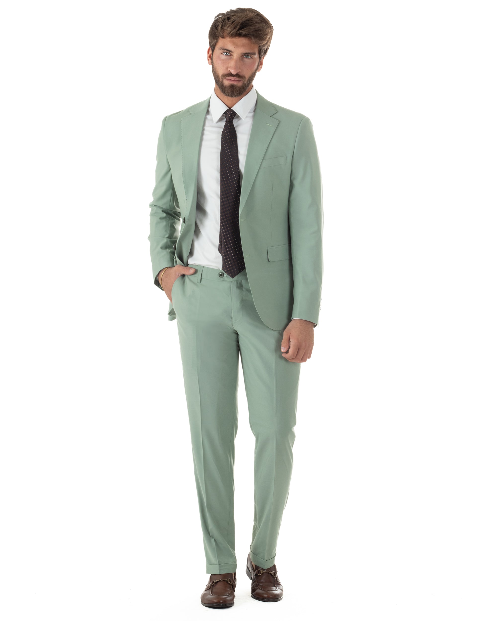 Vista frontale completa abito verde salvia monopetto giacca pantaloni slim fit