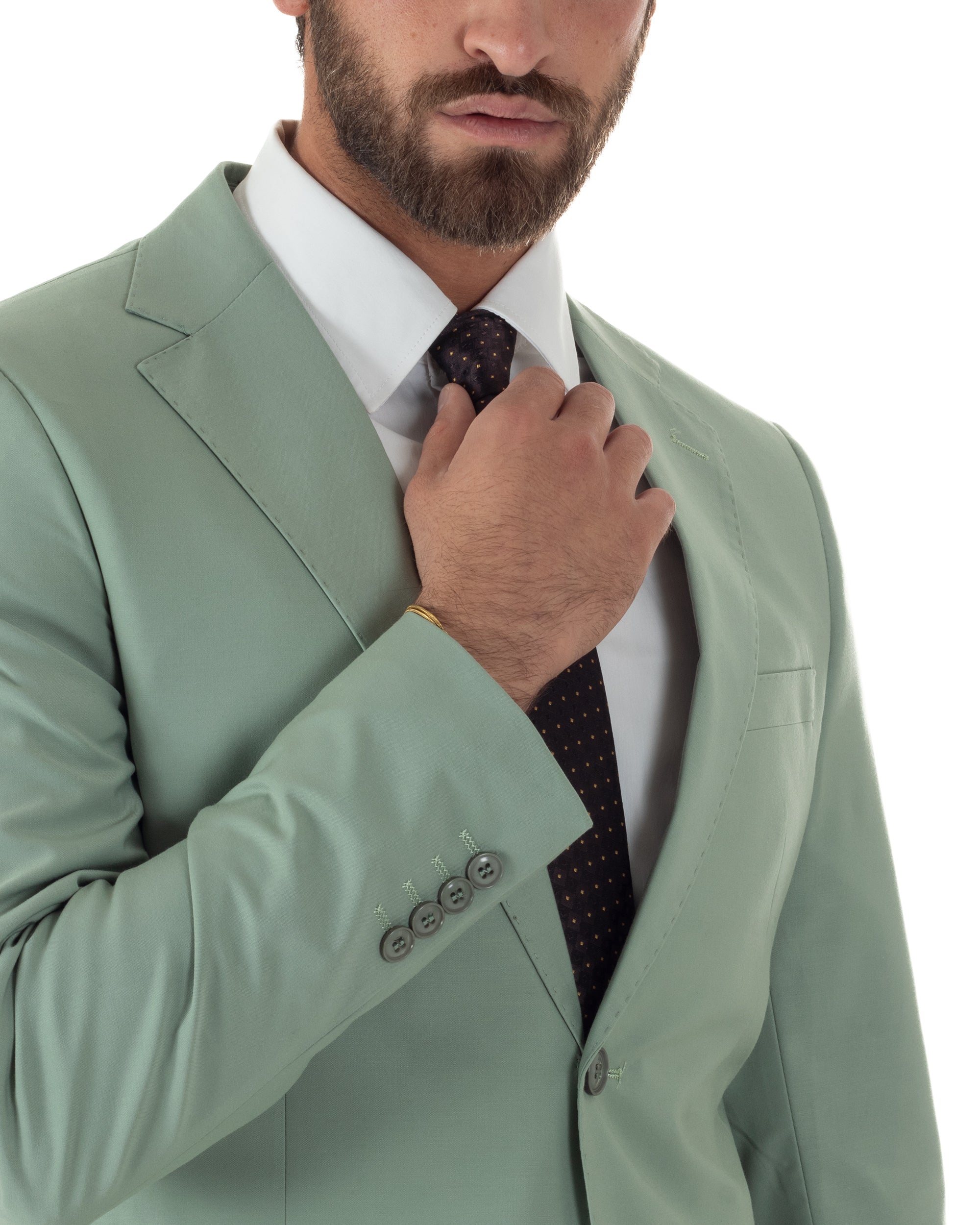 Vista frontale giacca monopetto verde salvia slim fit con due aperture retro