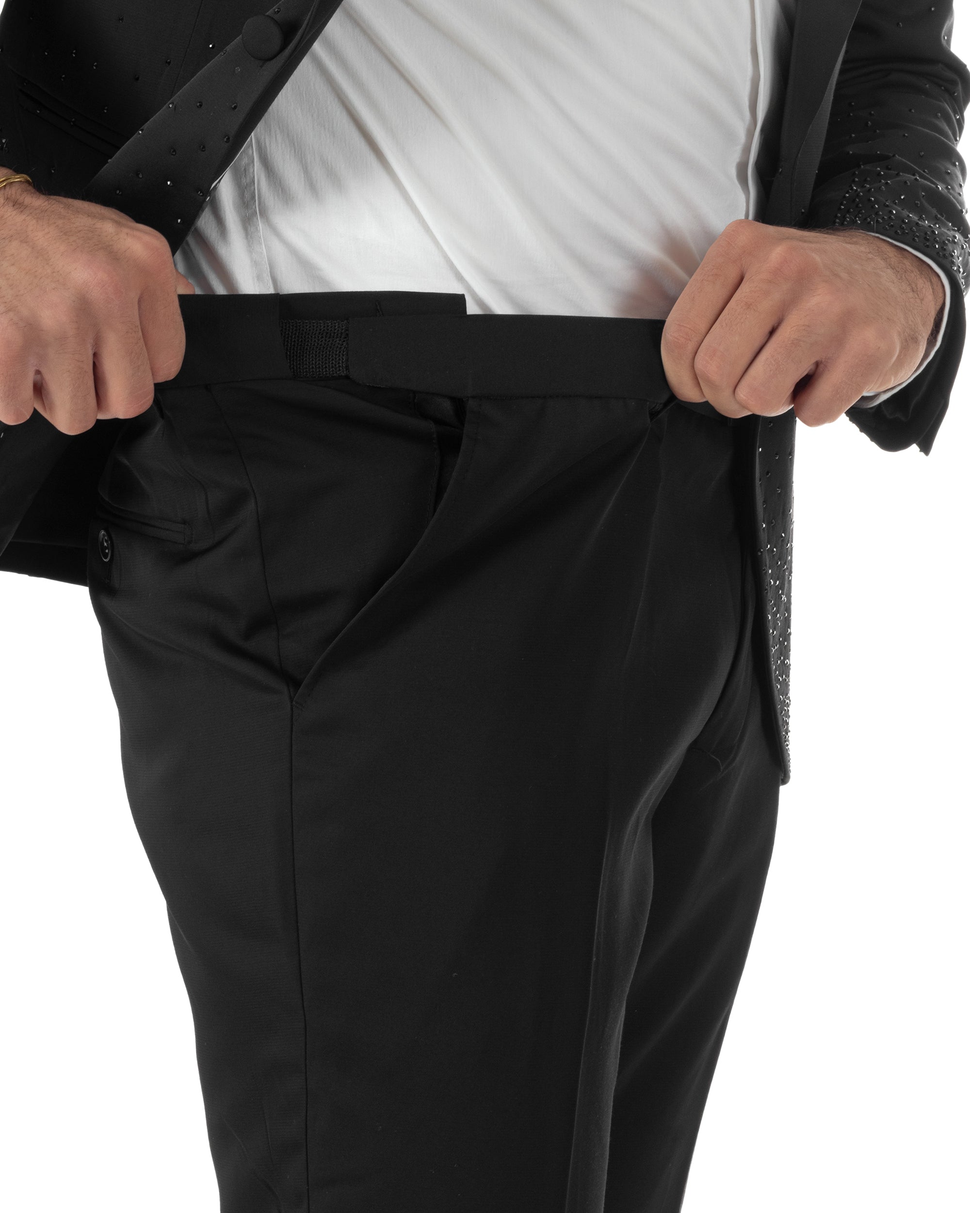 Dettaglio pantaloni slim taglio sigaretta nero coordinati smoking uomo