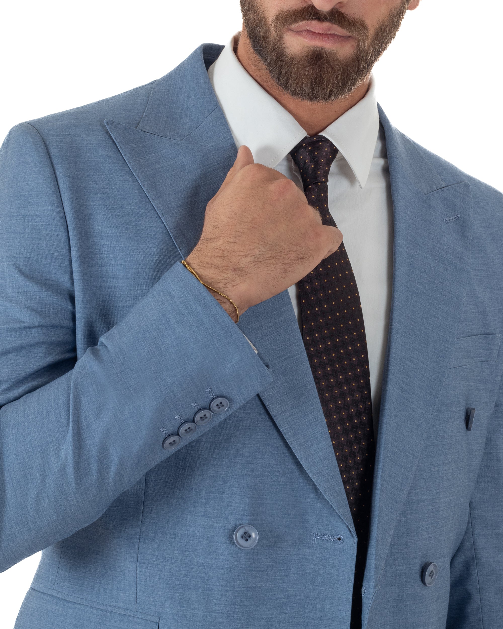 Dettaglio finiture sartoriali su revers e tasche giacca doppiopetto denim