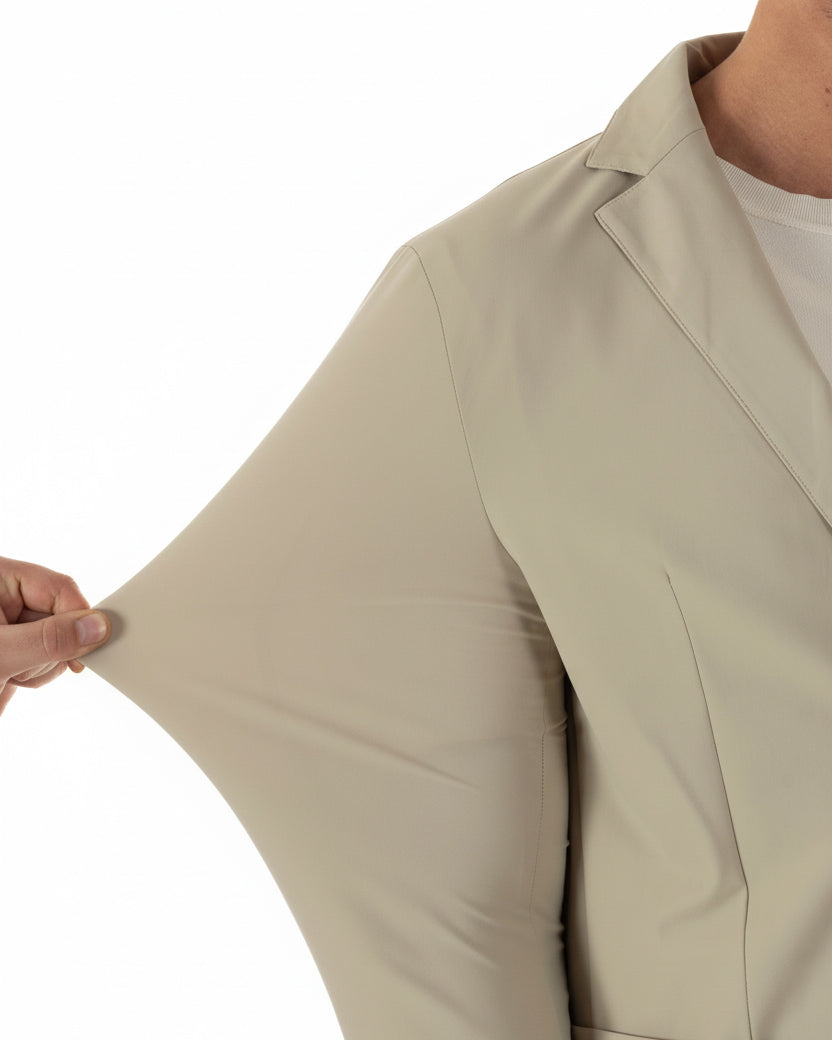 Dettaglio texture tessuto no stiro impermeabile beige abito uomo