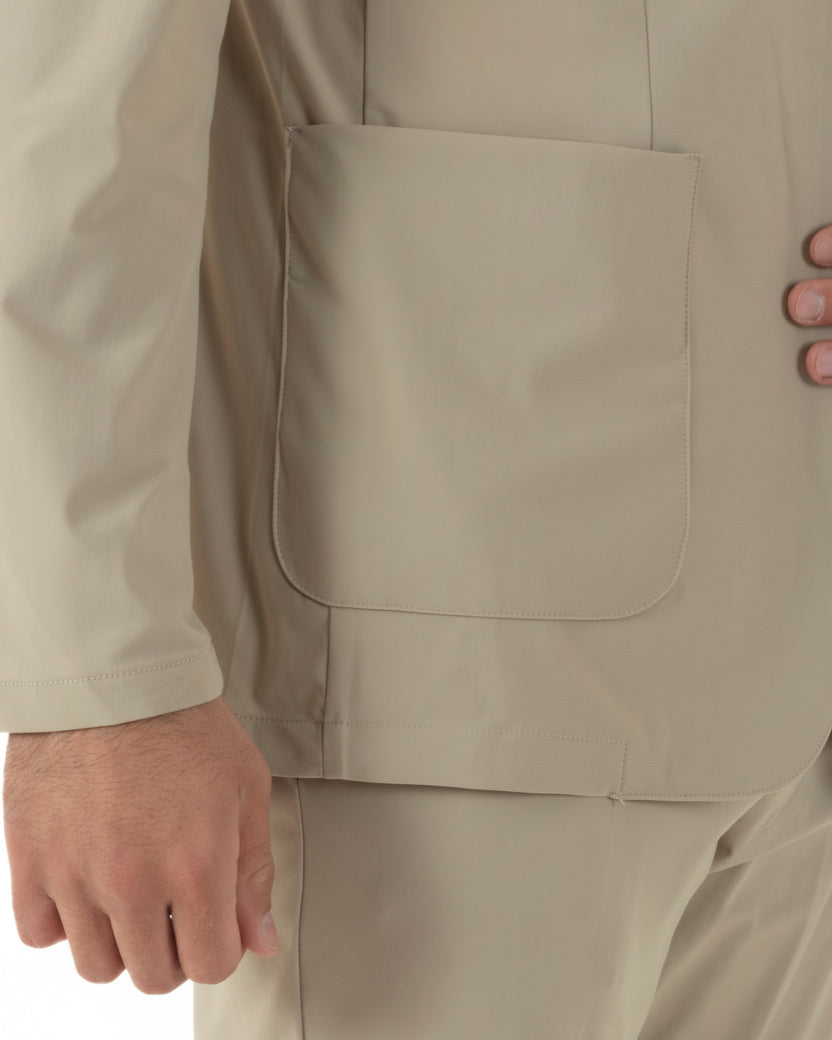 Dettaglio tasconi giacca beige no stiro impermeabile uomo