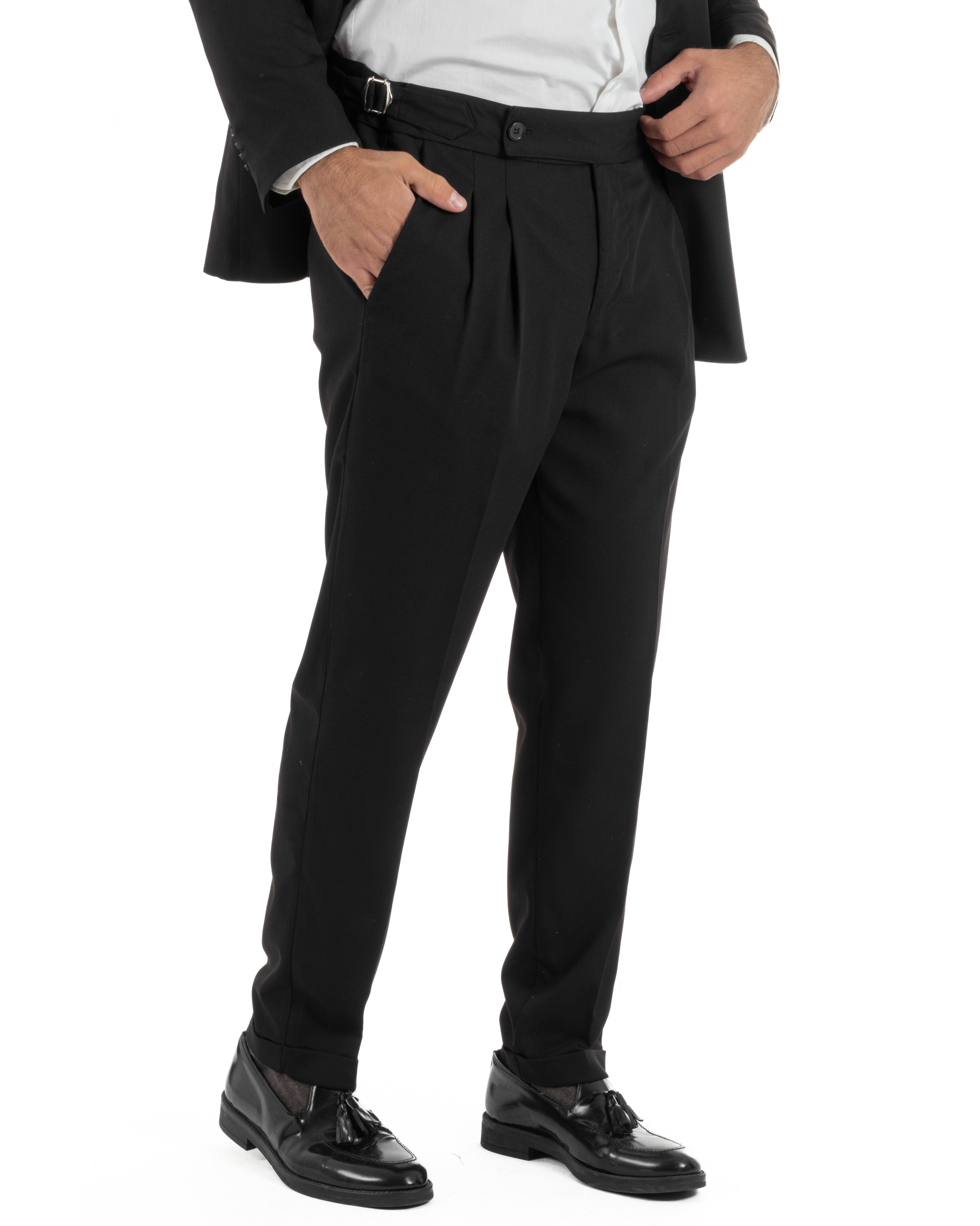 Dettaglio fibbie laterali regolatori vita pantaloni nero pinces abito doppiopetto uomo sartoriale
