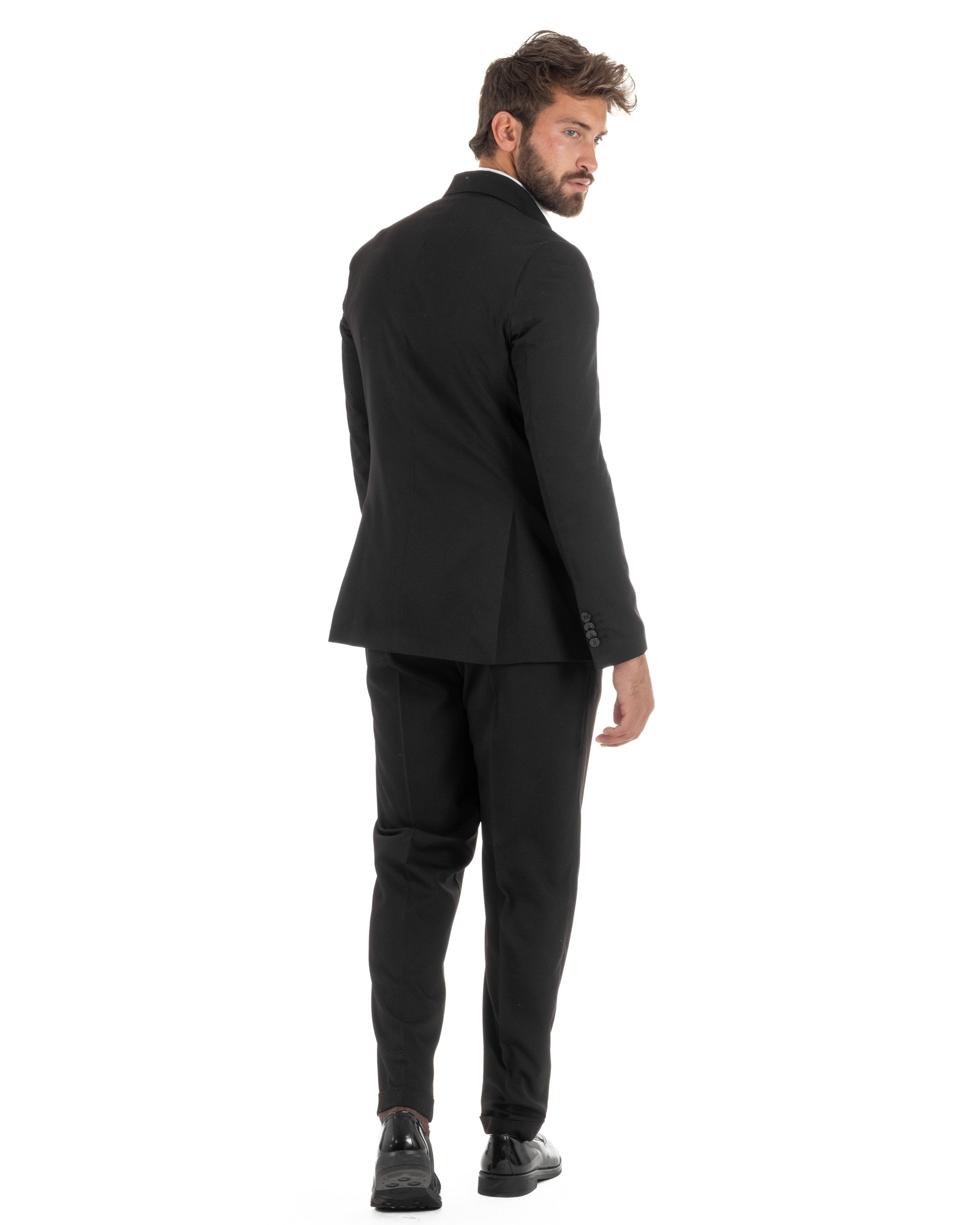 Vista posteriore abito uomo nero doppiopetto giacca pantaloni pinces risvolto cucito sartoriale