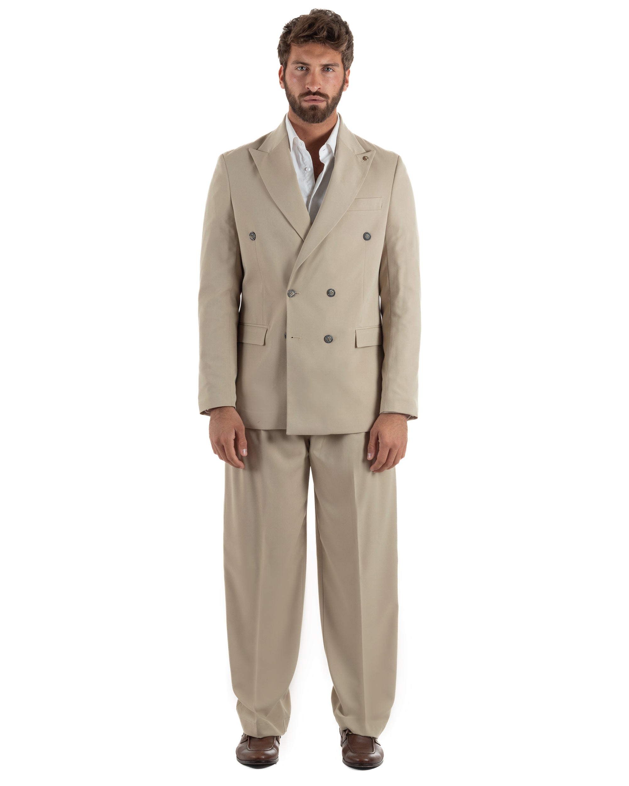 Vista frontale abito uomo beige doppiopetto giacca pantaloni baggy pinces cerimonia sartoriale