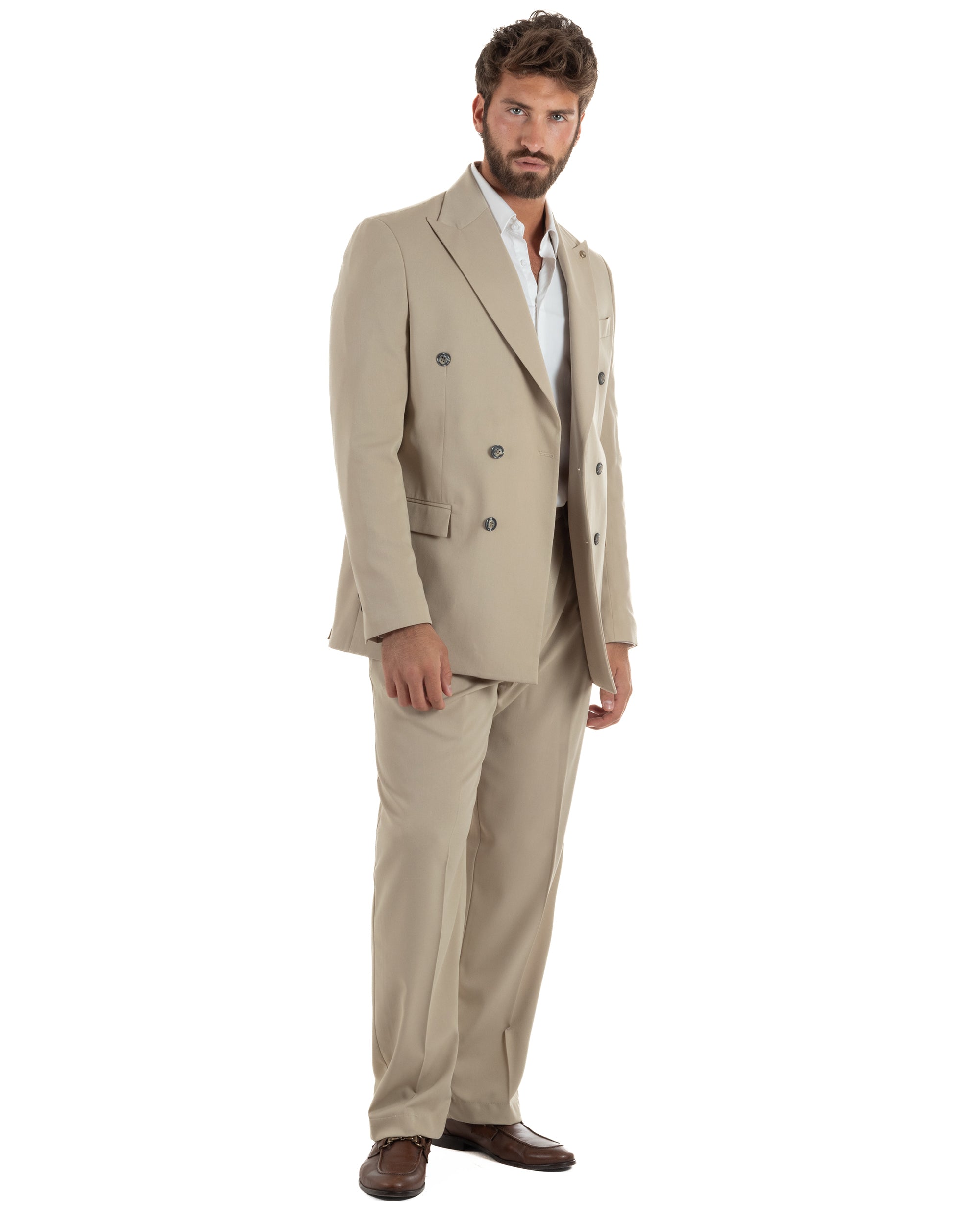 Vista laterale abito uomo beige doppiopetto giacca baggy pantaloni pinces fluidi sartoriale