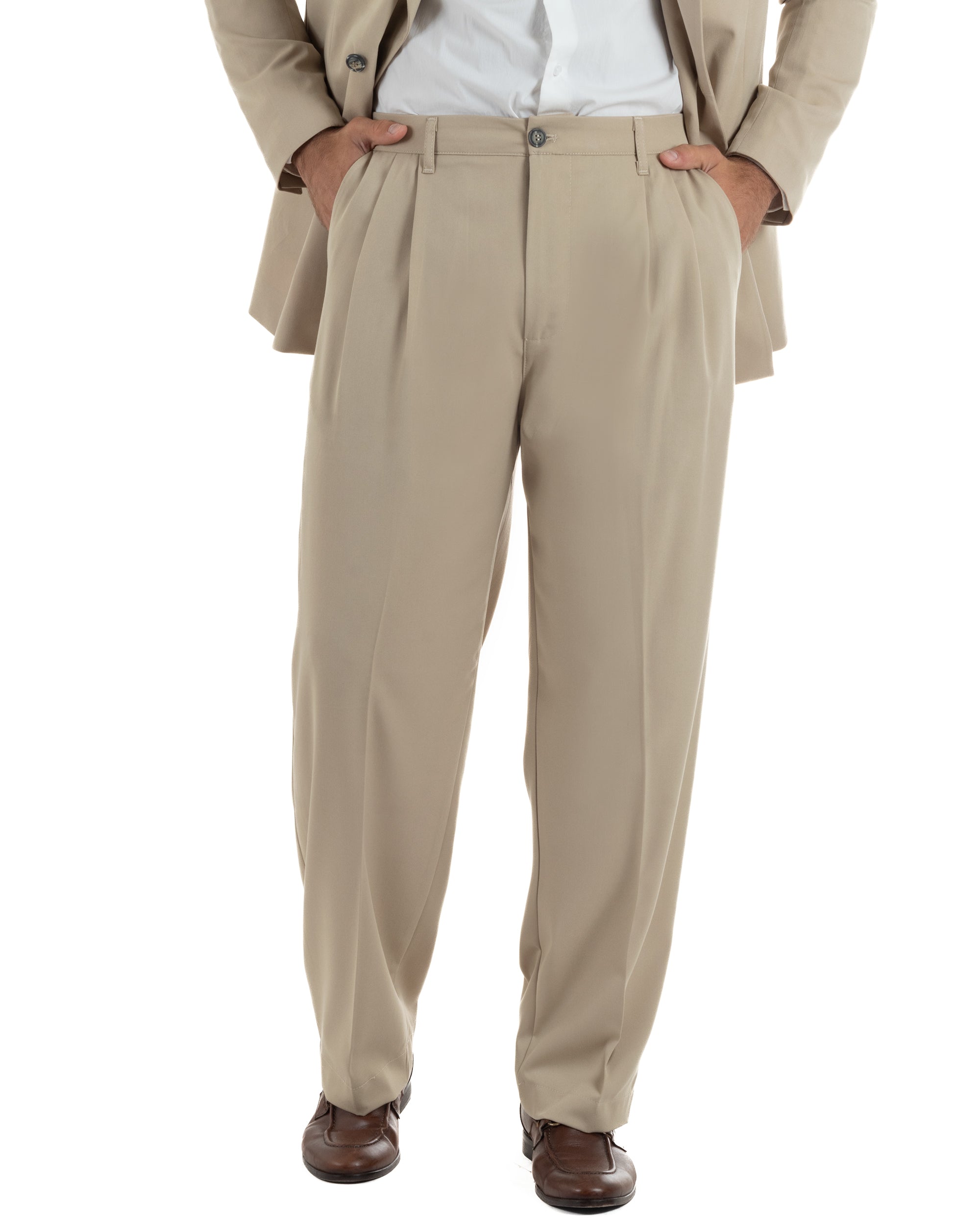 Dettaglio abbottonatura centrale pantaloni baggy beige pinces fondo ampio abito sartoriale uomo