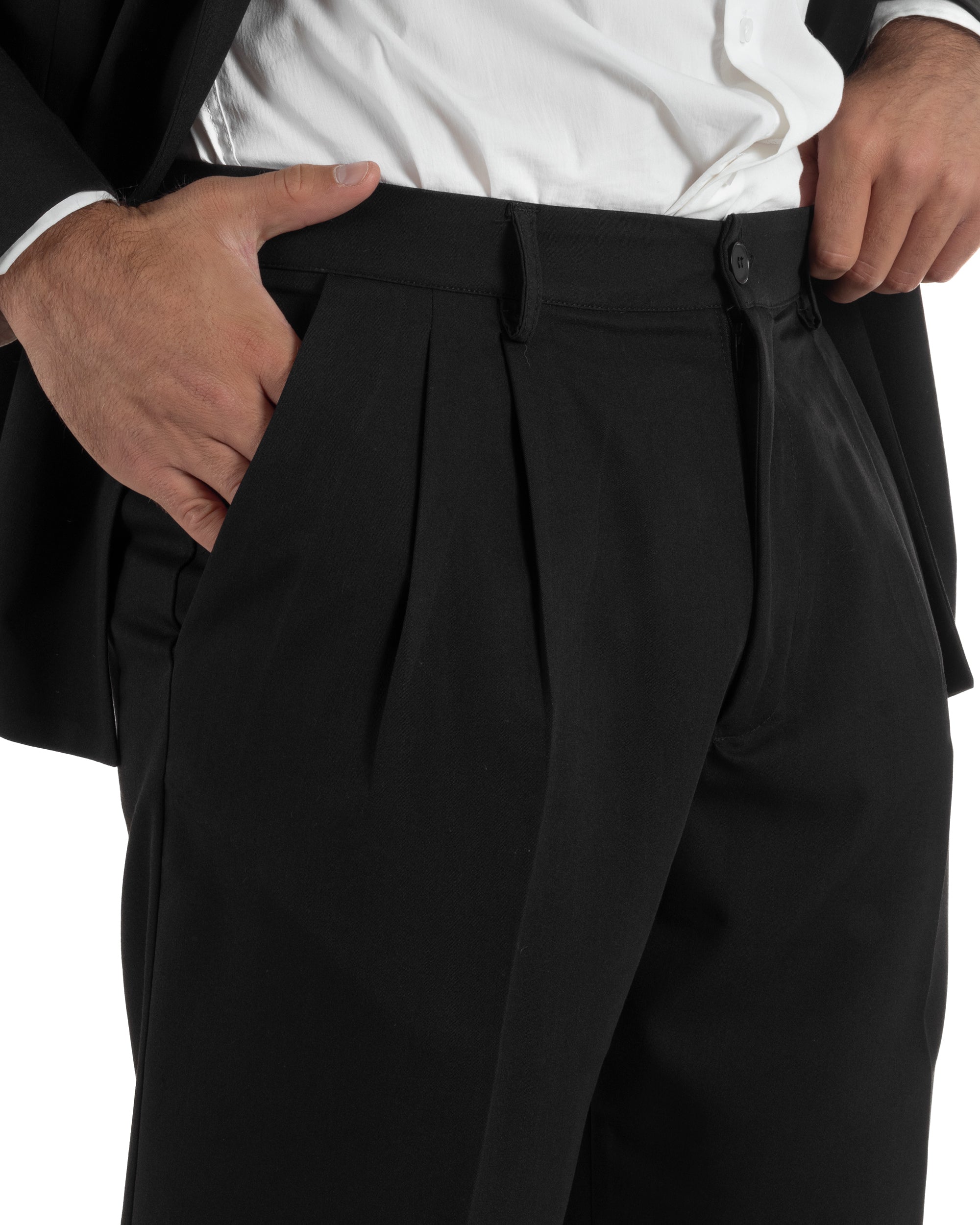  Dettaglio abbottonatura centrale pantaloni baggy nero pinces fondo ampio abito sartoriale uomo