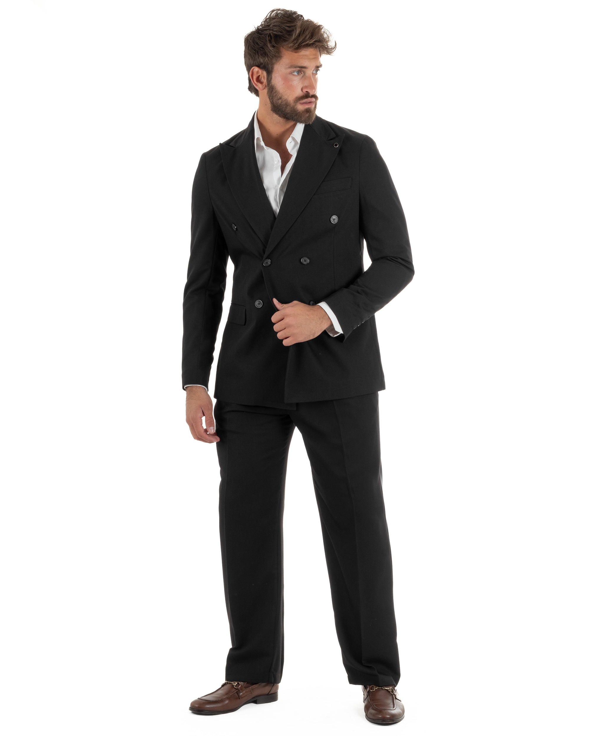 Vista laterale abito uomo nero doppiopetto giacca baggy pantaloni pinces fluidi sartoriale